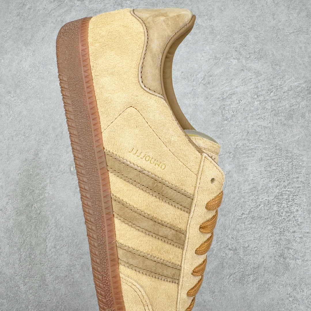 图片[6]-＃PK纯原 JJJJound x AD Originals Samba Classic 桑巴舞系列绅士德训足球风百搭低帮休闲运动板鞋 联名小麦黄 ID8709 好货不怕晚 市场最强版 原厂进口 \\\”Prime Asia\\\” 山羊皮（纹理自然）原厂台湾进口短绒猪巴革 全套原厂纸板冲刀加持 独家原档案私模RB橡胶大底 含胶量硬度原鞋一致 正确拉帮鞋垫背胶 原厂标裁支持鉴定 高密度丽新布中底 内置环保海玻璃鞋垫 全鞋电脑针车零偏差 产品品控稳定性领先行业 原厂港宝加持定型后跟R度完美 JJJJound x Originals联名鞋 作为合作企划里的金字招牌JJJJound 善于利用自己的极简美学挖掘品牌的全新风貌 本次 JJJJound 携手 Originals 选用大热鞋款 Samba 为蓝本 将鞋款的街头气质无痕转变为「静奢风」 鞋款肉眼可见的被赋予了难得的质感 黑白两色都采用了黄色优质皮革内衬以呼应生胶大底 取消了鞋舌的 Logo 转而采用压纹处理使得鞋款整体氛围更加静谧、奢华 同时为了彰显本次合作鞋款的身份 双方合作标识和 JJJJound Logo 被分别印在鞋口内侧和鞋垫上 尺码：36 36.5 37.5 38 38.5 39 40 40.5 41 42 42.5 43 44 44.5 45 46 46.5-选品中心