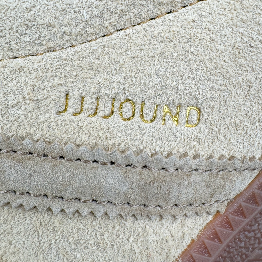 图片[10]-＃PK纯原 JJJJound x AD Originals Samba Classic 桑巴舞系列绅士德训足球风百搭低帮休闲运动板鞋 联名小麦黄 ID8709 好货不怕晚 市场最强版 原厂进口 \\\”Prime Asia\\\” 山羊皮（纹理自然）原厂台湾进口短绒猪巴革 全套原厂纸板冲刀加持 独家原档案私模RB橡胶大底 含胶量硬度原鞋一致 正确拉帮鞋垫背胶 原厂标裁支持鉴定 高密度丽新布中底 内置环保海玻璃鞋垫 全鞋电脑针车零偏差 产品品控稳定性领先行业 原厂港宝加持定型后跟R度完美 JJJJound x Originals联名鞋 作为合作企划里的金字招牌JJJJound 善于利用自己的极简美学挖掘品牌的全新风貌 本次 JJJJound 携手 Originals 选用大热鞋款 Samba 为蓝本 将鞋款的街头气质无痕转变为「静奢风」 鞋款肉眼可见的被赋予了难得的质感 黑白两色都采用了黄色优质皮革内衬以呼应生胶大底 取消了鞋舌的 Logo 转而采用压纹处理使得鞋款整体氛围更加静谧、奢华 同时为了彰显本次合作鞋款的身份 双方合作标识和 JJJJound Logo 被分别印在鞋口内侧和鞋垫上 尺码：36 36.5 37.5 38 38.5 39 40 40.5 41 42 42.5 43 44 44.5 45 46 46.5-选品中心