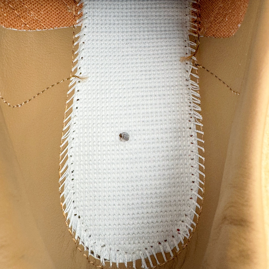 图片[13]-＃PK纯原 JJJJound x AD Originals Samba Classic 桑巴舞系列绅士德训足球风百搭低帮休闲运动板鞋 联名小麦黄 ID8709 好货不怕晚 市场最强版 原厂进口 \\\”Prime Asia\\\” 山羊皮（纹理自然）原厂台湾进口短绒猪巴革 全套原厂纸板冲刀加持 独家原档案私模RB橡胶大底 含胶量硬度原鞋一致 正确拉帮鞋垫背胶 原厂标裁支持鉴定 高密度丽新布中底 内置环保海玻璃鞋垫 全鞋电脑针车零偏差 产品品控稳定性领先行业 原厂港宝加持定型后跟R度完美 JJJJound x Originals联名鞋 作为合作企划里的金字招牌JJJJound 善于利用自己的极简美学挖掘品牌的全新风貌 本次 JJJJound 携手 Originals 选用大热鞋款 Samba 为蓝本 将鞋款的街头气质无痕转变为「静奢风」 鞋款肉眼可见的被赋予了难得的质感 黑白两色都采用了黄色优质皮革内衬以呼应生胶大底 取消了鞋舌的 Logo 转而采用压纹处理使得鞋款整体氛围更加静谧、奢华 同时为了彰显本次合作鞋款的身份 双方合作标识和 JJJJound Logo 被分别印在鞋口内侧和鞋垫上 尺码：36 36.5 37.5 38 38.5 39 40 40.5 41 42 42.5 43 44 44.5 45 46 46.5-选品中心