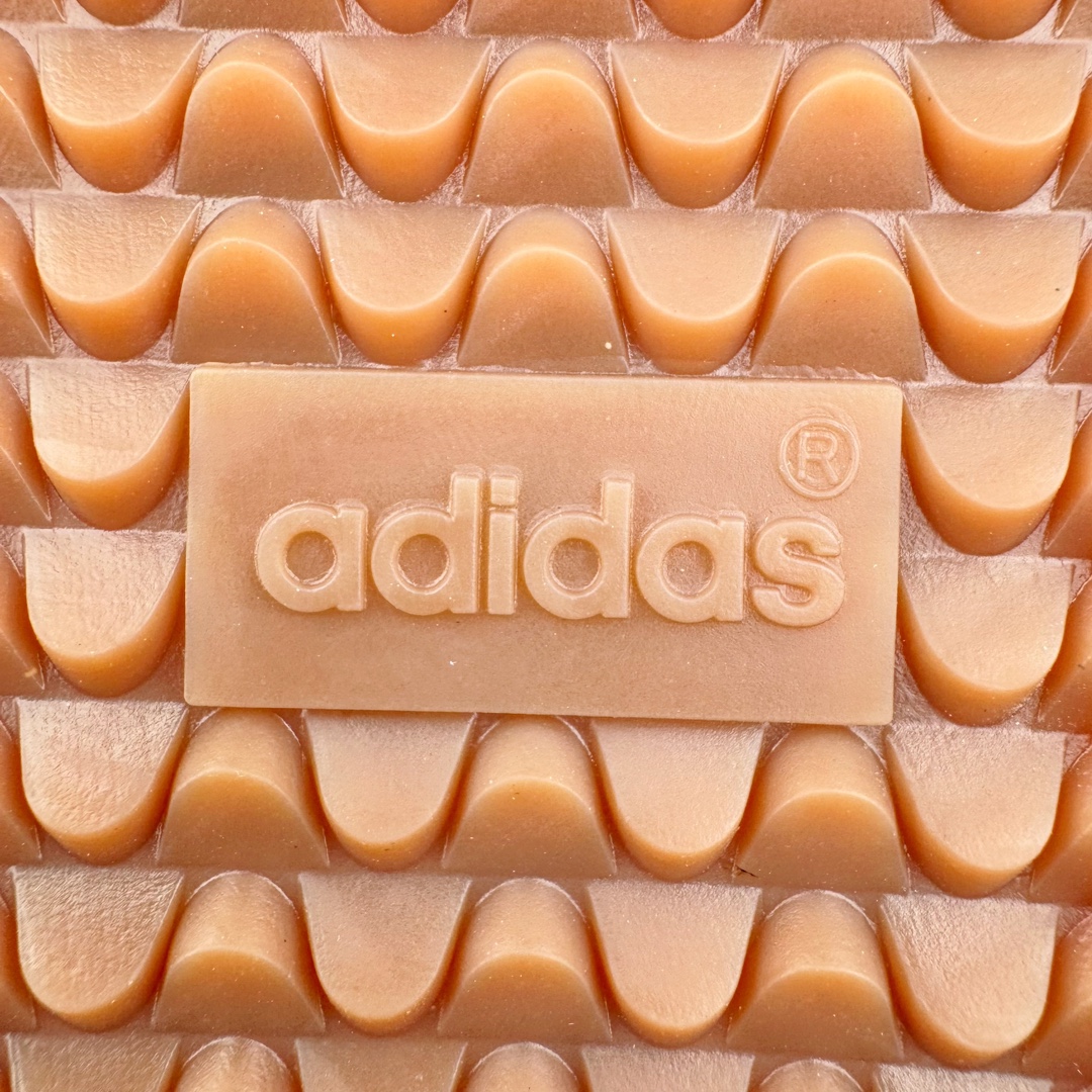 图片[20]-＃PK纯原 JJJJound x AD Originals Samba Classic 桑巴舞系列绅士德训足球风百搭低帮休闲运动板鞋 联名小麦黄 ID8709 好货不怕晚 市场最强版 原厂进口 \\\”Prime Asia\\\” 山羊皮（纹理自然）原厂台湾进口短绒猪巴革 全套原厂纸板冲刀加持 独家原档案私模RB橡胶大底 含胶量硬度原鞋一致 正确拉帮鞋垫背胶 原厂标裁支持鉴定 高密度丽新布中底 内置环保海玻璃鞋垫 全鞋电脑针车零偏差 产品品控稳定性领先行业 原厂港宝加持定型后跟R度完美 JJJJound x Originals联名鞋 作为合作企划里的金字招牌JJJJound 善于利用自己的极简美学挖掘品牌的全新风貌 本次 JJJJound 携手 Originals 选用大热鞋款 Samba 为蓝本 将鞋款的街头气质无痕转变为「静奢风」 鞋款肉眼可见的被赋予了难得的质感 黑白两色都采用了黄色优质皮革内衬以呼应生胶大底 取消了鞋舌的 Logo 转而采用压纹处理使得鞋款整体氛围更加静谧、奢华 同时为了彰显本次合作鞋款的身份 双方合作标识和 JJJJound Logo 被分别印在鞋口内侧和鞋垫上 尺码：36 36.5 37.5 38 38.5 39 40 40.5 41 42 42.5 43 44 44.5 45 46 46.5-选品中心