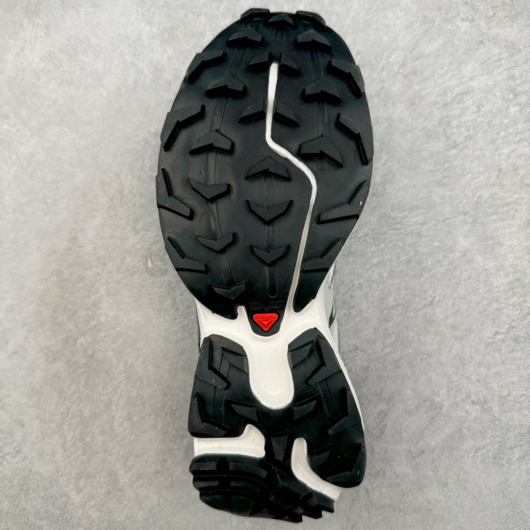 图片[9]-＃绿X Salomon XT-6 萨洛蒙复古潮流户外机能登山跑鞋 纯原外贸平台特供订单 耗时半年巨作 全套原纸板楦头开发 原厂特供网布配套加持 确保原汁原味 完美呈现版型 原档数据独家私模五层组合大底 男女鞋同步官方开发至46.5 原装Ortholite轻量化鞋垫 中底布带钢印编号 原厂TPU锁扣 进口港宝加持 后跟自然饱满 还原公司包裹性 鞋面以“锯齿”状的包裹系统呈现 在基色底之下加入了各种色点缀 将公司的最新技术和时尚前卫的造型融入耐用的长跑款式中 鞋面由 TPU 薄膜制成 并焊接在高耐磨网眼上 使其既时尚又坚固 由 ACS底盘支撑 可增强稳定性和支撑力 以及由橡胶凸耳 Contragrip外底覆盖的 EVA 缓冲中底 旨在应对崎岖的地形 鞋舌上的彩色Salomon 标签、Quicklace 系统以及鞋头、鞋舌和鞋跟上的附加品牌使细节更加完美 让穿着者可以轻松驾驭户外与通勤下的任何运动生活场景 无缝鞋身户外随意纵横 颜值与脚感兼备 出街通勤 绝对非常吸睛 你值得拥有 尺码：36 36.5 37.5 38 38.5 39 40 40.5 41 42 42.5 43 44 44.5 45 46 46.5 注意：偏小1码-选品中心