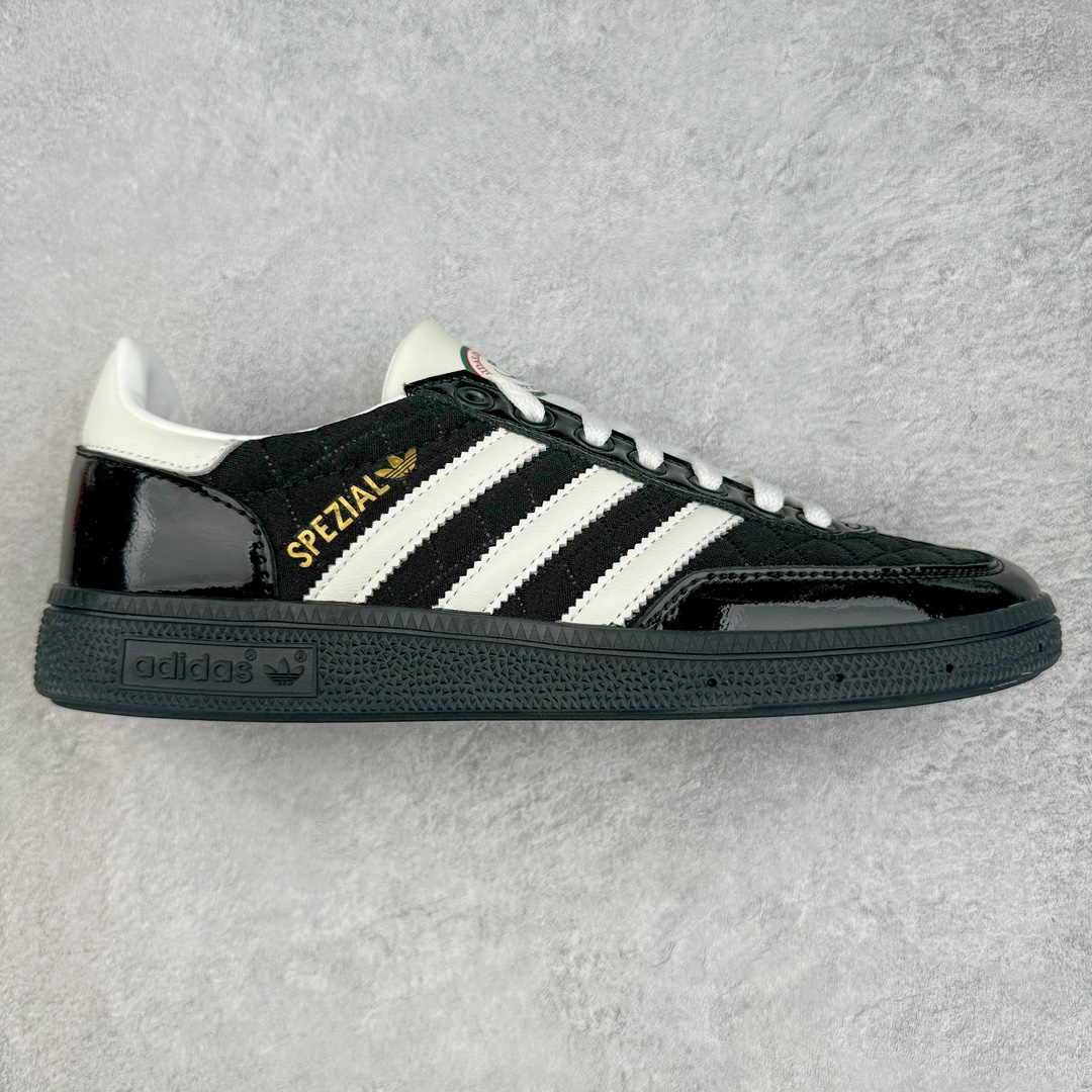 ＃S2纯原 AD Originals Handball SPZL 手球运动员系列百搭休闲运动板鞋 JP5669 口碑大厂出品 品控大底版型不断改良更新 原厂皮料 原装过验内外标加持 全套原纸板楦头开发 确保原汁原味 完美呈现桑巴版型 一比一鞋头弧度高度鞋身弧度 数据细节工艺流程均保持一致 这款来自阿迪达斯的这款HANDBALL SPZL前身是一双手球运动鞋 这一次拿来复刻 所以鞋面的主要色彩选用了黑色 鞋面外侧除了Spezial字母之外还有三叶草标志 Handball SPZL作为复古手球训练鞋与作为室内足球鞋的Samba有着异曲同工之处 但是质感更为出众的鞋身以及丰富的配色选择比起Samba来讲可以说是更胜一筹了 尺码：36 36⅔ 37⅓ 38 38⅔ 39⅓ 40 40⅔ 41⅓ 42 42⅔ 43⅓ 44 45-选品中心