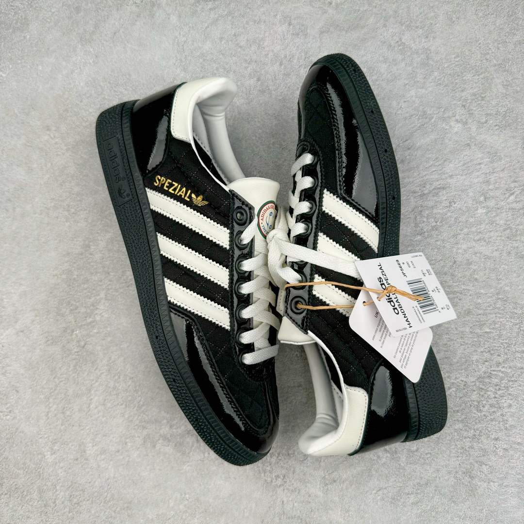 图片[3]-＃S2纯原 AD Originals Handball SPZL 手球运动员系列百搭休闲运动板鞋 JP5669 口碑大厂出品 品控大底版型不断改良更新 原厂皮料 原装过验内外标加持 全套原纸板楦头开发 确保原汁原味 完美呈现桑巴版型 一比一鞋头弧度高度鞋身弧度 数据细节工艺流程均保持一致 这款来自阿迪达斯的这款HANDBALL SPZL前身是一双手球运动鞋 这一次拿来复刻 所以鞋面的主要色彩选用了黑色 鞋面外侧除了Spezial字母之外还有三叶草标志 Handball SPZL作为复古手球训练鞋与作为室内足球鞋的Samba有着异曲同工之处 但是质感更为出众的鞋身以及丰富的配色选择比起Samba来讲可以说是更胜一筹了 尺码：36 36⅔ 37⅓ 38 38⅔ 39⅓ 40 40⅔ 41⅓ 42 42⅔ 43⅓ 44 45-选品中心