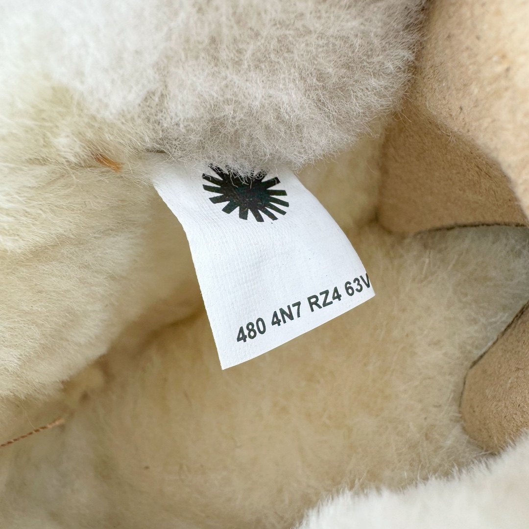 图片[11]-＃GX UGG 5092-H 经典秋冬羊皮毛一体雪地靴 全鞋采用ZP同厂 隆丰A级澳洲进口羊皮毛一体 品牌代工厂生产线 完全遵循ZP工艺流程 代工厂原厂版师 秉承无原鞋不开发选择 注重每一处细节 市面最正版型 TREADLITE\\\”轻翼\\\”科技外底 轻便/耐用/柔韧/桩型【售后郑重承诺】一个月内若出现重大脱胶/断底等质量问题 直接为您换新！尺码：35 36 37 38 39 40-选品中心