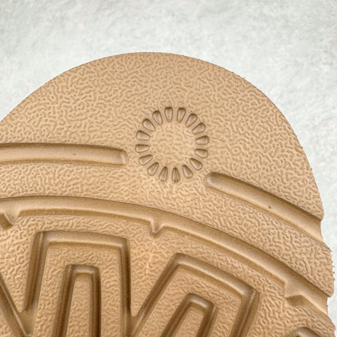 图片[17]-＃GX UGG 5092-H 经典秋冬羊皮毛一体雪地靴 全鞋采用ZP同厂 隆丰A级澳洲进口羊皮毛一体 品牌代工厂生产线 完全遵循ZP工艺流程 代工厂原厂版师 秉承无原鞋不开发选择 注重每一处细节 市面最正版型 TREADLITE\\\”轻翼\\\”科技外底 轻便/耐用/柔韧/桩型【售后郑重承诺】一个月内若出现重大脱胶/断底等质量问题 直接为您换新！尺码：35 36 37 38 39 40-选品中心