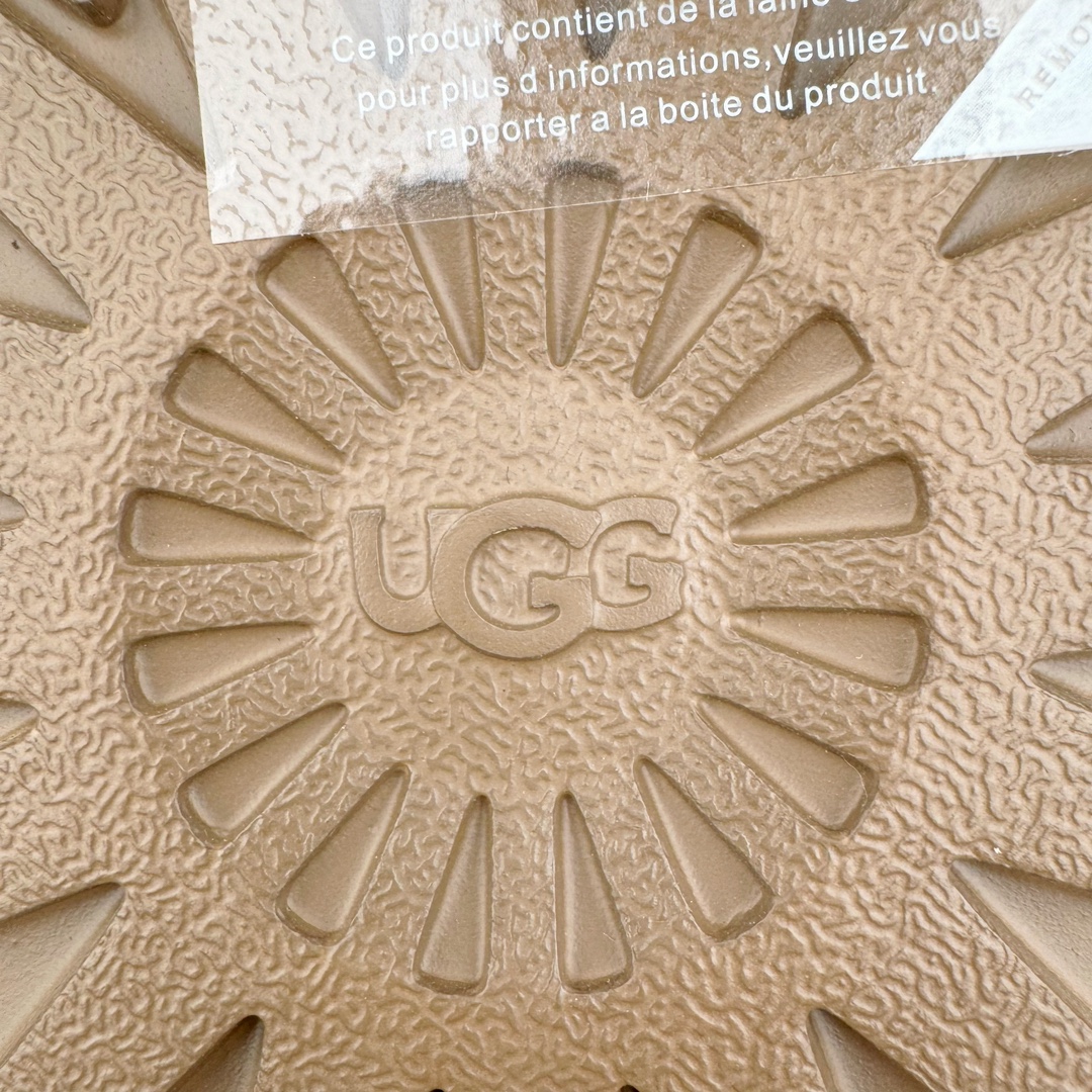 图片[18]-＃GX UGG 5092 经典秋冬羊皮毛一体雪地靴 全鞋采用ZP同厂 隆丰A级澳洲进口羊皮毛一体 品牌代工厂生产线 完全遵循ZP工艺流程 代工厂原厂版师 秉承无原鞋不开发选择 注重每一处细节 市面最正版型 TREADLITE\\\”轻翼\\\”科技外底 轻便/耐用/柔韧/桩型【售后郑重承诺】一个月内若出现重大脱胶/断底等质量问题 直接为您换新！尺码：35 36 37 38 39 40-选品中心