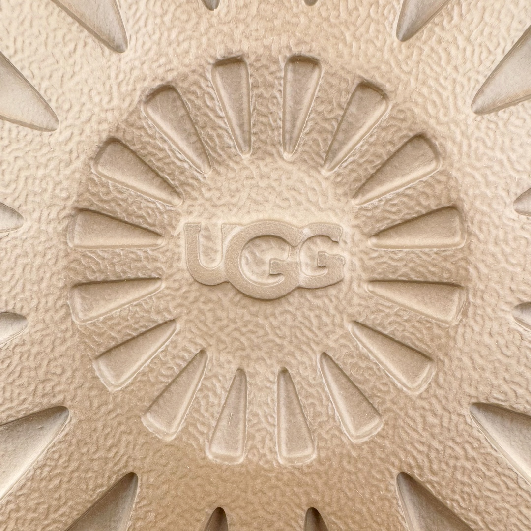 图片[17]-＃桑坡UGG盲盒福利 UGG 经典秋冬羊皮毛一体雪地靴 白菜价亏本清仓套现转新款 机不可失 好好把握 随机一双 只选尺码 商品款式均为上架顶级款式 保证稳赚不赔 无通货 无烂货 会有轻微瑕疵的情况 友情提醒 买到是亏还是赚 每个人定义不同福袋闷包理论上和赌博心理相同玩的就是惊喜 玩的就是心跳活动商品无严重质量问题不退换 桑坡大厂直供 隆丰A级澳洲进口羊皮毛一体 完全遵循ZP工艺流程 代工厂原厂版师 秉承无原鞋不开发选择 注重每一处细节 市面最正版型 TREADLITE\\\”轻翼\\\”科技外底 轻便/耐用/柔韧/桩型 翻毛皮鞋面 细腻亲肤再生聚酯纤维滚边 舒适易打理 保暖性佳 UGG plush™ 里衬和内底 茸软亲肤 舒适暖足 经典鞋型搭配轻盈厚底 稳稳拿捏秋冬出街时髦造型 Treadlite by UGG 轻翼大底 轻盈缓震 为双足减负 舒适轻便 助你轻松畅玩整天 尺码：35 36 37 38 39 40-选品中心