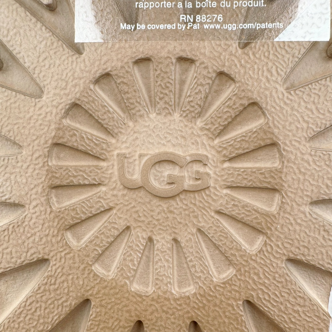 图片[18]-＃GX UGG 6422 经典秋冬羊皮毛一体雪地靴 全鞋采用ZP同厂 隆丰A级澳洲进口羊皮毛一体 品牌代工厂生产线 完全遵循ZP工艺流程 代工厂原厂版师 秉承无原鞋不开发选择 注重每一处细节 市面最正版型 TREADLITE\\\”轻翼\\\”科技外底 轻便/耐用/柔韧/桩型【售后郑重承诺】一个月内若出现重大脱胶/断底等质量问题 直接为您换新！尺码：35 36 37 38 39 40-选品中心