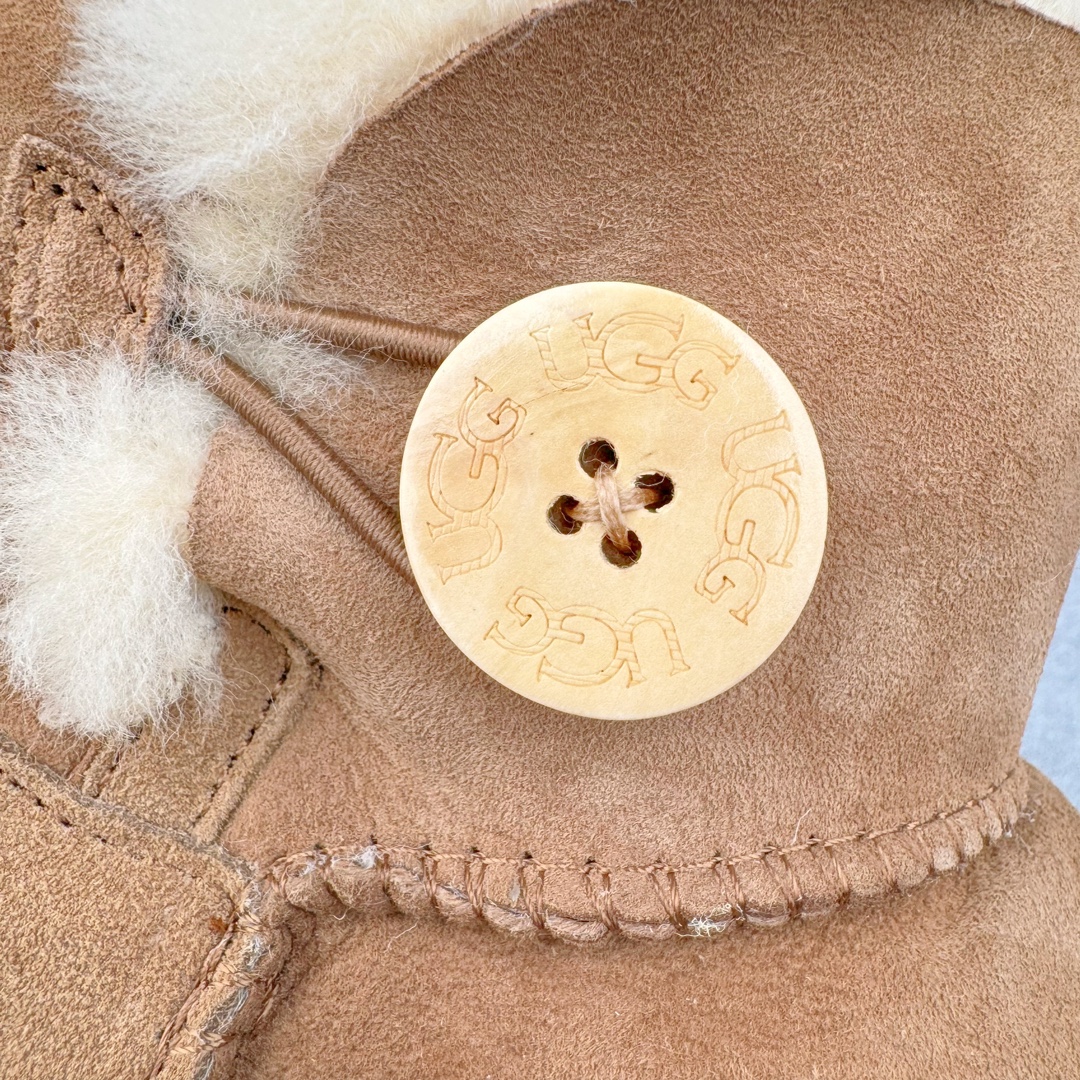 图片[13]-＃GX UGG 6422 经典秋冬羊皮毛一体雪地靴 全鞋采用ZP同厂 隆丰A级澳洲进口羊皮毛一体 品牌代工厂生产线 完全遵循ZP工艺流程 代工厂原厂版师 秉承无原鞋不开发选择 注重每一处细节 市面最正版型 TREADLITE\\\”轻翼\\\”科技外底 轻便/耐用/柔韧/桩型【售后郑重承诺】一个月内若出现重大脱胶/断底等质量问题 直接为您换新！尺码：35 36 37 38 39 40-选品中心