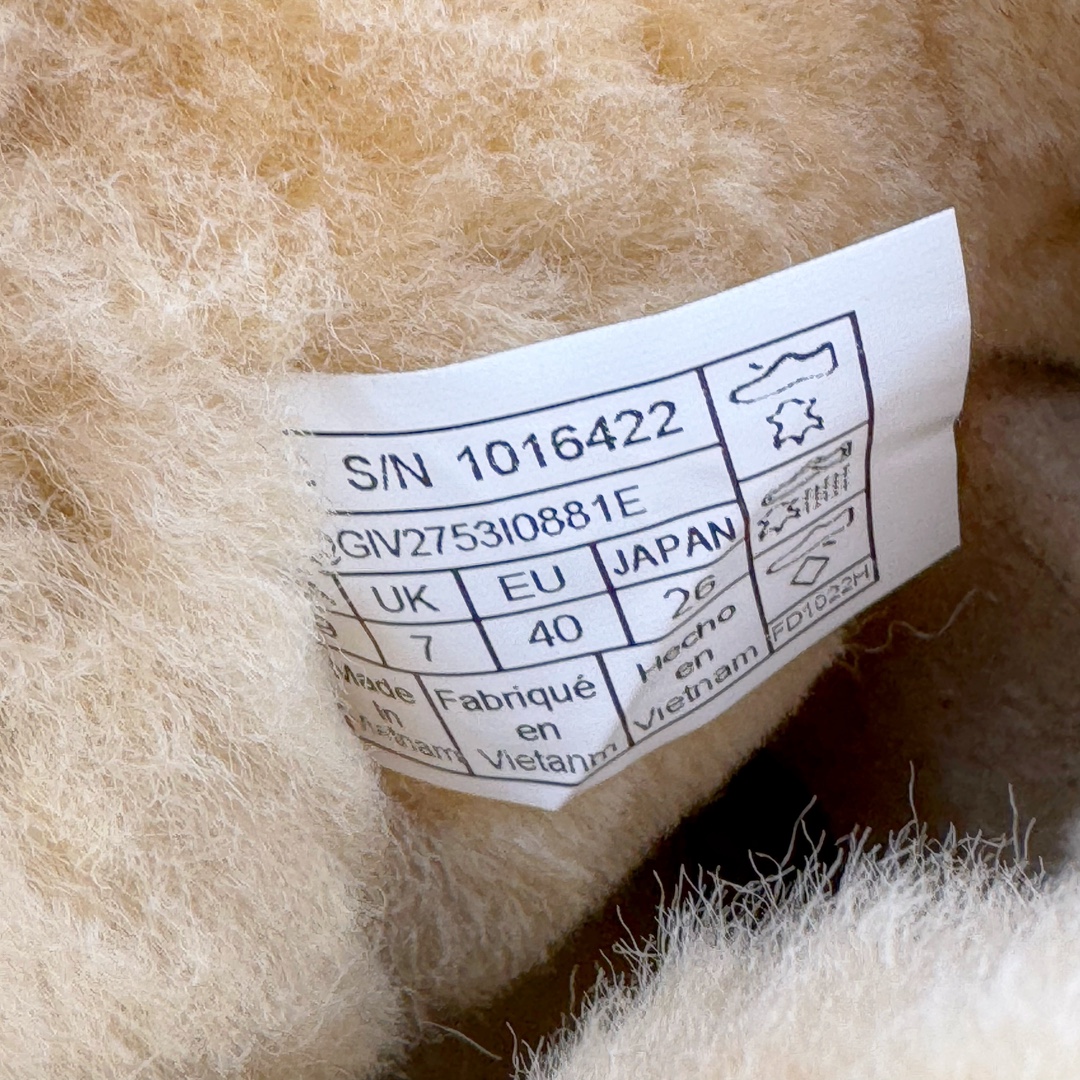 图片[10]-＃GX UGG 6422 经典秋冬羊皮毛一体雪地靴 全鞋采用ZP同厂 隆丰A级澳洲进口羊皮毛一体 品牌代工厂生产线 完全遵循ZP工艺流程 代工厂原厂版师 秉承无原鞋不开发选择 注重每一处细节 市面最正版型 TREADLITE\\\”轻翼\\\”科技外底 轻便/耐用/柔韧/桩型【售后郑重承诺】一个月内若出现重大脱胶/断底等质量问题 直接为您换新！尺码：35 36 37 38 39 40-选品中心