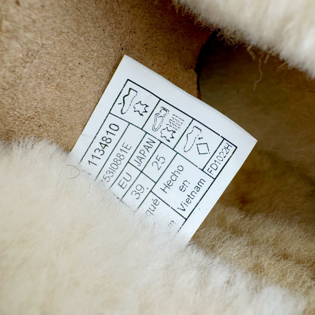 图片[12]-＃GX UGG 4810 经典秋冬羊皮毛一体雪地靴 全鞋采用ZP同厂 隆丰A级澳洲进口羊皮毛一体 品牌代工厂生产线 完全遵循ZP工艺流程 代工厂原厂版师 秉承无原鞋不开发选择 注重每一处细节 市面最正版型 TREADLITE\\\”轻翼\\\”科技外底 轻便/耐用/柔韧/桩型【售后郑重承诺】一个月内若出现重大脱胶/断底等质量问题 直接为您换新！尺码：35 36 37 38 39 40-选品中心