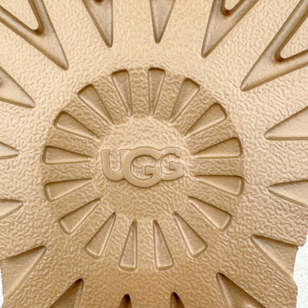 图片[17]-＃GX UGG 4810 经典秋冬羊皮毛一体雪地靴 全鞋采用ZP同厂 隆丰A级澳洲进口羊皮毛一体 品牌代工厂生产线 完全遵循ZP工艺流程 代工厂原厂版师 秉承无原鞋不开发选择 注重每一处细节 市面最正版型 TREADLITE\\\”轻翼\\\”科技外底 轻便/耐用/柔韧/桩型【售后郑重承诺】一个月内若出现重大脱胶/断底等质量问题 直接为您换新！尺码：35 36 37 38 39 40-选品中心