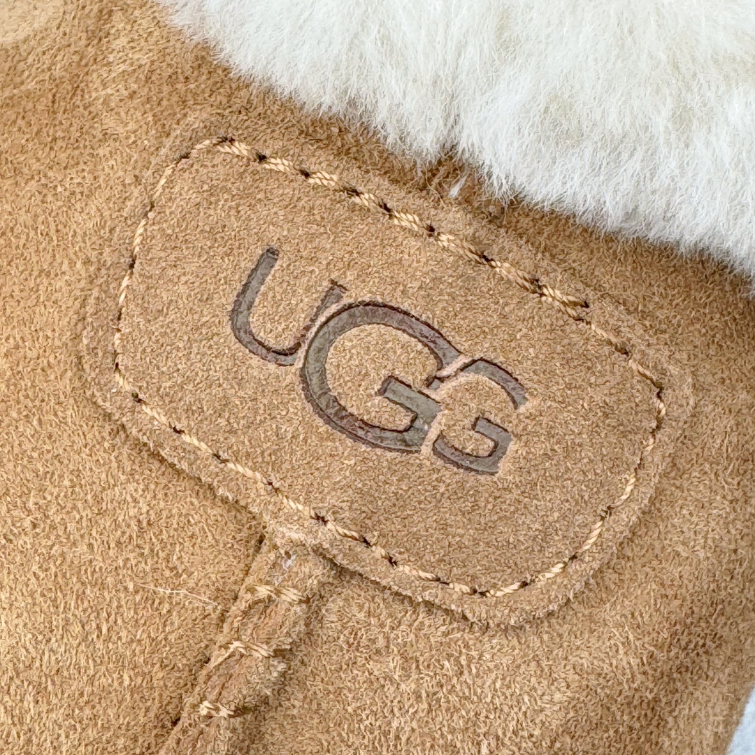 图片[11]-＃GX UGG 4810 经典秋冬羊皮毛一体雪地靴 全鞋采用ZP同厂 隆丰A级澳洲进口羊皮毛一体 品牌代工厂生产线 完全遵循ZP工艺流程 代工厂原厂版师 秉承无原鞋不开发选择 注重每一处细节 市面最正版型 TREADLITE\\\”轻翼\\\”科技外底 轻便/耐用/柔韧/桩型【售后郑重承诺】一个月内若出现重大脱胶/断底等质量问题 直接为您换新！尺码：35 36 37 38 39 40-选品中心