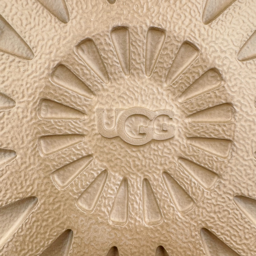 图片[19]-＃GX UGG 6223 经典秋冬羊皮毛一体雪地靴 全鞋采用ZP同厂 隆丰A级澳洲进口羊皮毛一体 品牌代工厂生产线 完全遵循ZP工艺流程 代工厂原厂版师 秉承无原鞋不开发选择 注重每一处细节 市面最正版型 TREADLITE\\\”轻翼\\\”科技外底 轻便/耐用/柔韧/桩型【售后郑重承诺】一个月内若出现重大脱胶/断底等质量问题 直接为您换新！尺码：35 36 37 38 39 40-选品中心