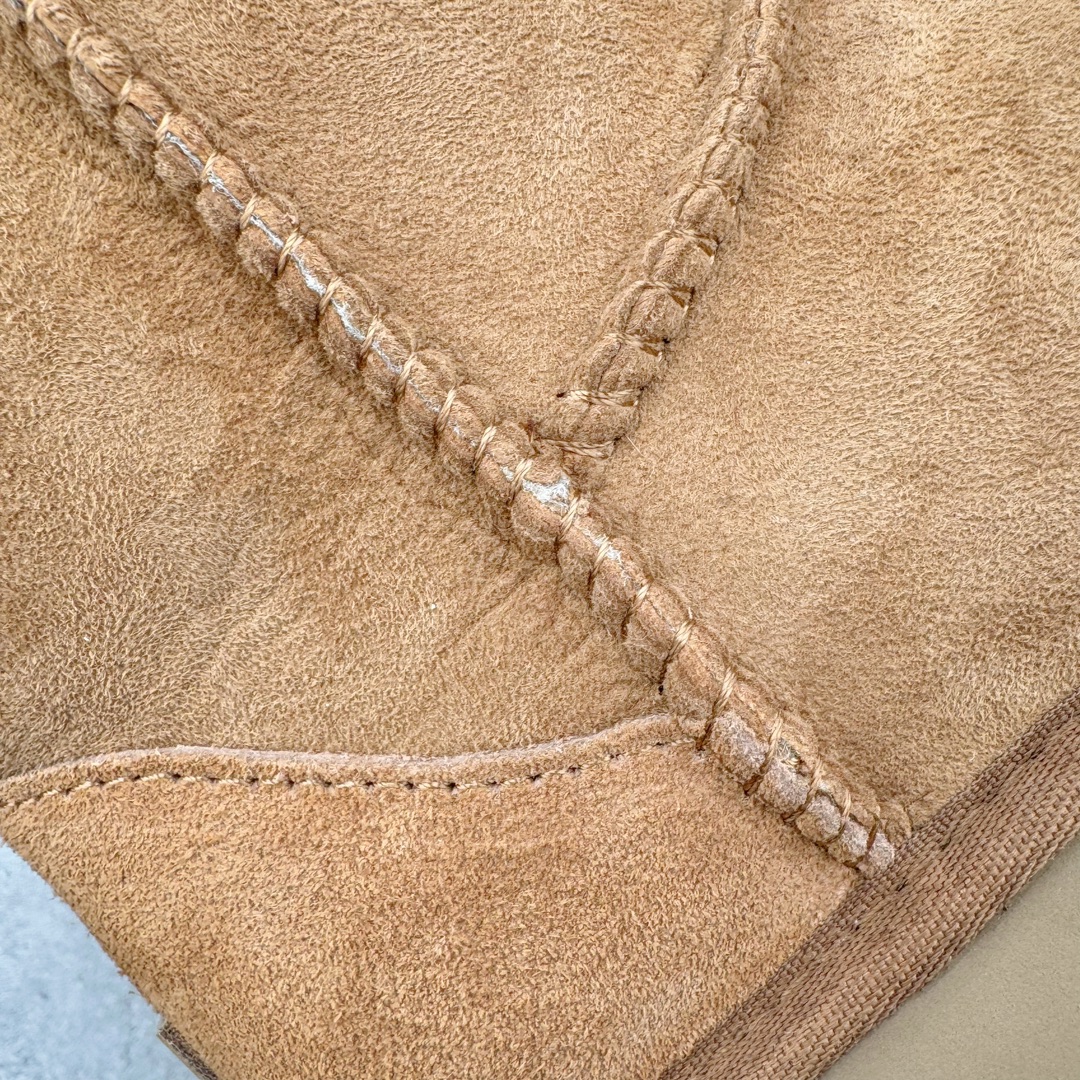 图片[15]-＃GX UGG 6223 经典秋冬羊皮毛一体雪地靴 全鞋采用ZP同厂 隆丰A级澳洲进口羊皮毛一体 品牌代工厂生产线 完全遵循ZP工艺流程 代工厂原厂版师 秉承无原鞋不开发选择 注重每一处细节 市面最正版型 TREADLITE\\\”轻翼\\\”科技外底 轻便/耐用/柔韧/桩型【售后郑重承诺】一个月内若出现重大脱胶/断底等质量问题 直接为您换新！尺码：35 36 37 38 39 40-选品中心