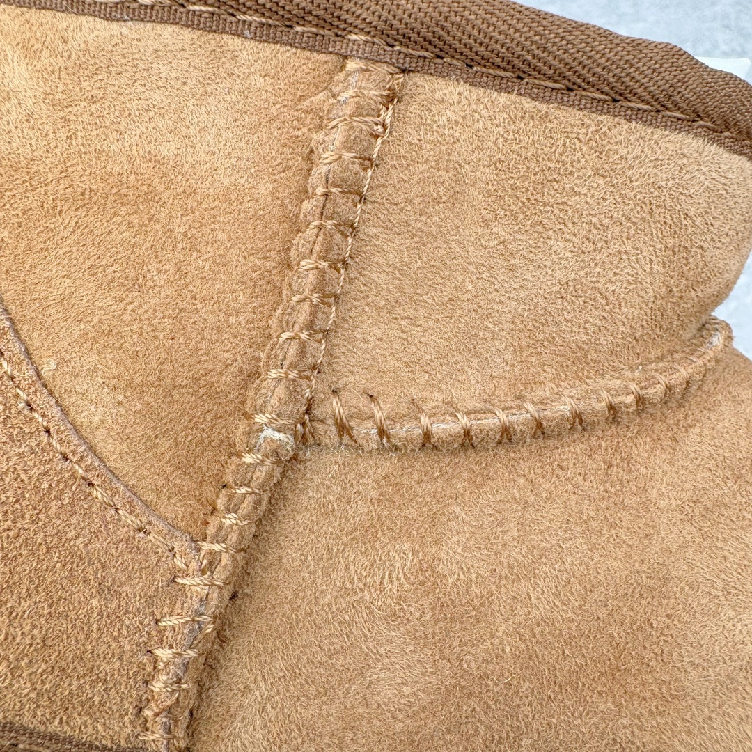 图片[14]-＃桑坡UGG盲盒福利 UGG 经典秋冬羊皮毛一体雪地靴 白菜价亏本清仓套现转新款 机不可失 好好把握 随机一双 只选尺码 商品款式均为上架顶级款式 保证稳赚不赔 无通货 无烂货 会有轻微瑕疵的情况 友情提醒 买到是亏还是赚 每个人定义不同福袋闷包理论上和赌博心理相同玩的就是惊喜 玩的就是心跳活动商品无严重质量问题不退换 桑坡大厂直供 隆丰A级澳洲进口羊皮毛一体 完全遵循ZP工艺流程 代工厂原厂版师 秉承无原鞋不开发选择 注重每一处细节 市面最正版型 TREADLITE\\\”轻翼\\\”科技外底 轻便/耐用/柔韧/桩型 翻毛皮鞋面 细腻亲肤再生聚酯纤维滚边 舒适易打理 保暖性佳 UGG plush™ 里衬和内底 茸软亲肤 舒适暖足 经典鞋型搭配轻盈厚底 稳稳拿捏秋冬出街时髦造型 Treadlite by UGG 轻翼大底 轻盈缓震 为双足减负 舒适轻便 助你轻松畅玩整天 尺码：35 36 37 38 39 40-选品中心