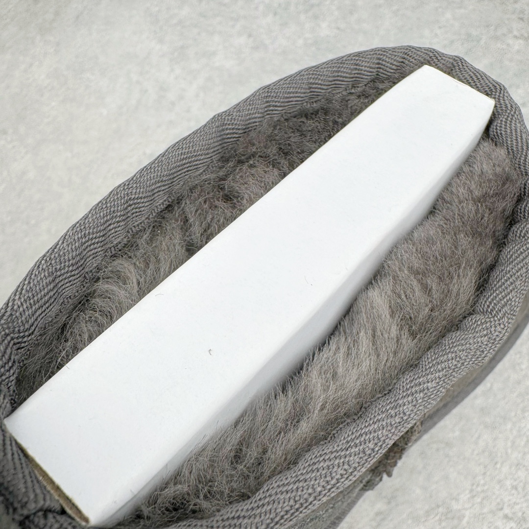 图片[11]-＃GX UGG 5092 经典秋冬羊皮毛一体雪地靴 全鞋采用ZP同厂 隆丰A级澳洲进口羊皮毛一体 品牌代工厂生产线 完全遵循ZP工艺流程 代工厂原厂版师 秉承无原鞋不开发选择 注重每一处细节 市面最正版型 TREADLITE\\\”轻翼\\\”科技外底 轻便/耐用/柔韧/桩型【售后郑重承诺】一个月内若出现重大脱胶/断底等质量问题 直接为您换新！尺码：35 36 37 38 39 40-选品中心