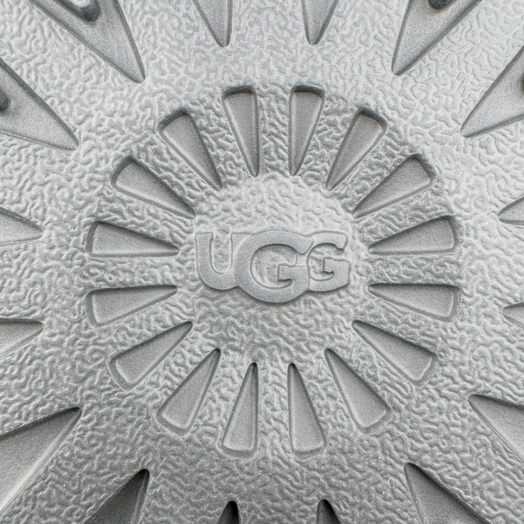 图片[19]-＃GX UGG 5092 经典秋冬羊皮毛一体雪地靴 全鞋采用ZP同厂 隆丰A级澳洲进口羊皮毛一体 品牌代工厂生产线 完全遵循ZP工艺流程 代工厂原厂版师 秉承无原鞋不开发选择 注重每一处细节 市面最正版型 TREADLITE\\\”轻翼\\\”科技外底 轻便/耐用/柔韧/桩型【售后郑重承诺】一个月内若出现重大脱胶/断底等质量问题 直接为您换新！尺码：35 36 37 38 39 40-选品中心