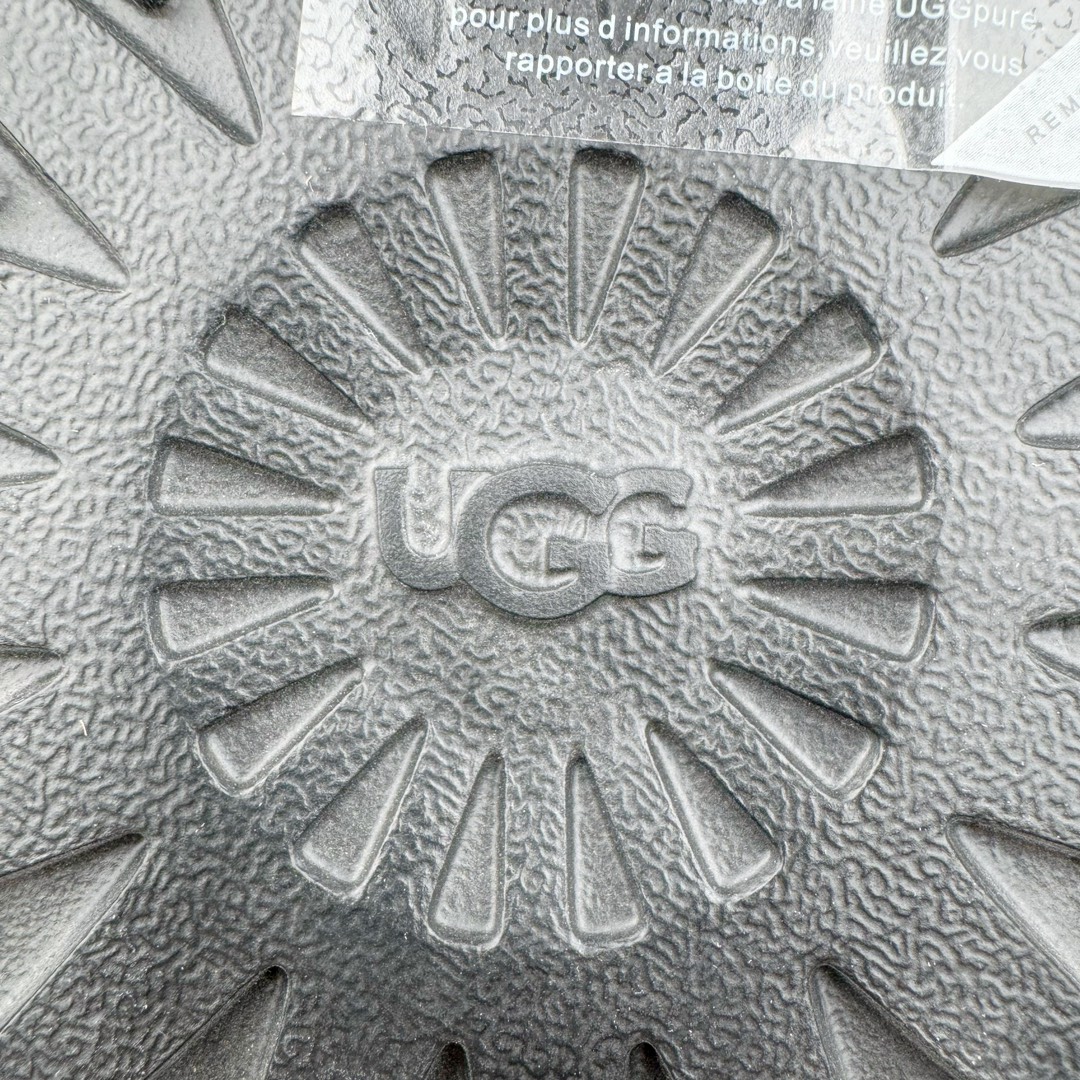 图片[18]-＃GX UGG 5092 经典秋冬羊皮毛一体雪地靴 全鞋采用ZP同厂 隆丰A级澳洲进口羊皮毛一体 品牌代工厂生产线 完全遵循ZP工艺流程 代工厂原厂版师 秉承无原鞋不开发选择 注重每一处细节 市面最正版型 TREADLITE\\\”轻翼\\\”科技外底 轻便/耐用/柔韧/桩型【售后郑重承诺】一个月内若出现重大脱胶/断底等质量问题 直接为您换新！尺码：35 36 37 38 39 40-选品中心