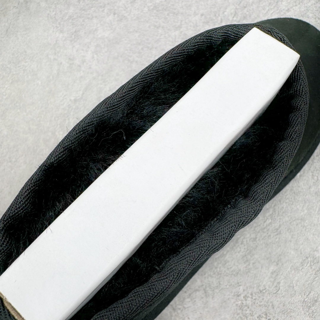 图片[12]-＃GX UGG 5092 经典秋冬羊皮毛一体雪地靴 全鞋采用ZP同厂 隆丰A级澳洲进口羊皮毛一体 品牌代工厂生产线 完全遵循ZP工艺流程 代工厂原厂版师 秉承无原鞋不开发选择 注重每一处细节 市面最正版型 TREADLITE\\\”轻翼\\\”科技外底 轻便/耐用/柔韧/桩型【售后郑重承诺】一个月内若出现重大脱胶/断底等质量问题 直接为您换新！尺码：35 36 37 38 39 40-选品中心