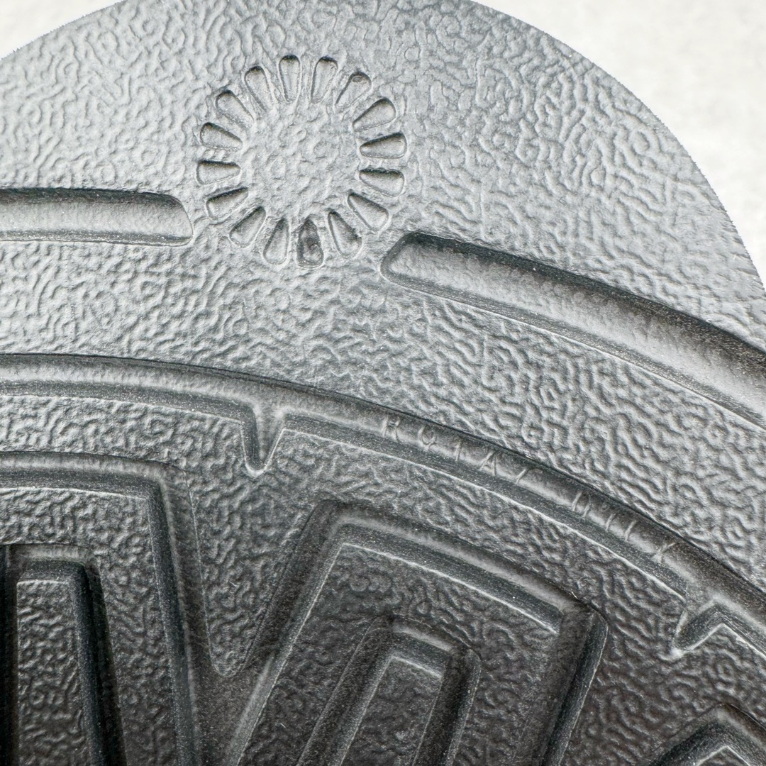 图片[17]-＃GX UGG 5092 经典秋冬羊皮毛一体雪地靴 全鞋采用ZP同厂 隆丰A级澳洲进口羊皮毛一体 品牌代工厂生产线 完全遵循ZP工艺流程 代工厂原厂版师 秉承无原鞋不开发选择 注重每一处细节 市面最正版型 TREADLITE\\\”轻翼\\\”科技外底 轻便/耐用/柔韧/桩型【售后郑重承诺】一个月内若出现重大脱胶/断底等质量问题 直接为您换新！尺码：35 36 37 38 39 40-选品中心