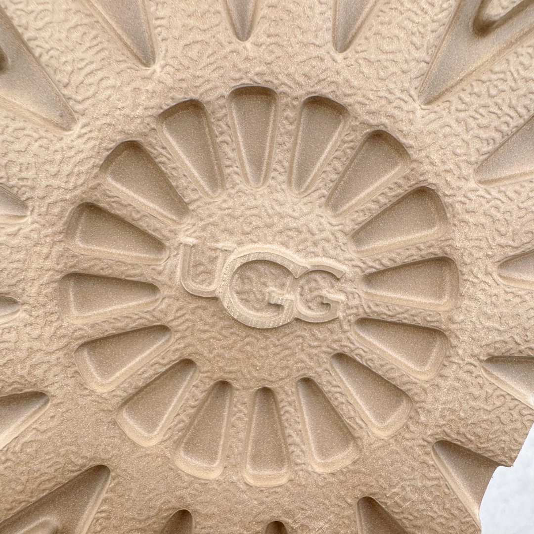 图片[15]-＃GX UGG 5092 经典秋冬羊皮毛一体雪地靴 全鞋采用ZP同厂 隆丰A级澳洲进口羊皮毛一体 品牌代工厂生产线 完全遵循ZP工艺流程 代工厂原厂版师 秉承无原鞋不开发选择 注重每一处细节 市面最正版型 TREADLITE\\\”轻翼\\\”科技外底 轻便/耐用/柔韧/桩型【售后郑重承诺】一个月内若出现重大脱胶/断底等质量问题 直接为您换新！尺码：35 36 37 38 39 40-选品中心