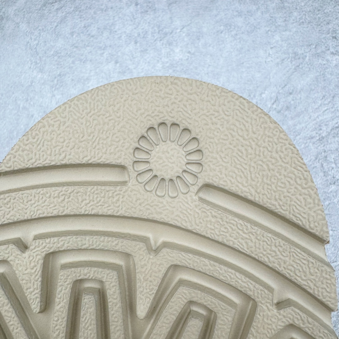 图片[17]-＃桑坡UGG盲盒福利 UGG 经典秋冬羊皮毛一体雪地靴 白菜价亏本清仓套现转新款 机不可失 好好把握 随机一双 只选尺码 商品款式均为上架顶级款式 保证稳赚不赔 无通货 无烂货 会有轻微瑕疵的情况 友情提醒 买到是亏还是赚 每个人定义不同福袋闷包理论上和赌博心理相同玩的就是惊喜 玩的就是心跳活动商品无严重质量问题不退换 桑坡大厂直供 隆丰A级澳洲进口羊皮毛一体 完全遵循ZP工艺流程 代工厂原厂版师 秉承无原鞋不开发选择 注重每一处细节 市面最正版型 TREADLITE\\\”轻翼\\\”科技外底 轻便/耐用/柔韧/桩型 翻毛皮鞋面 细腻亲肤再生聚酯纤维滚边 舒适易打理 保暖性佳 UGG plush™ 里衬和内底 茸软亲肤 舒适暖足 经典鞋型搭配轻盈厚底 稳稳拿捏秋冬出街时髦造型 Treadlite by UGG 轻翼大底 轻盈缓震 为双足减负 舒适轻便 助你轻松畅玩整天 尺码：35 36 37 38 39 40-选品中心