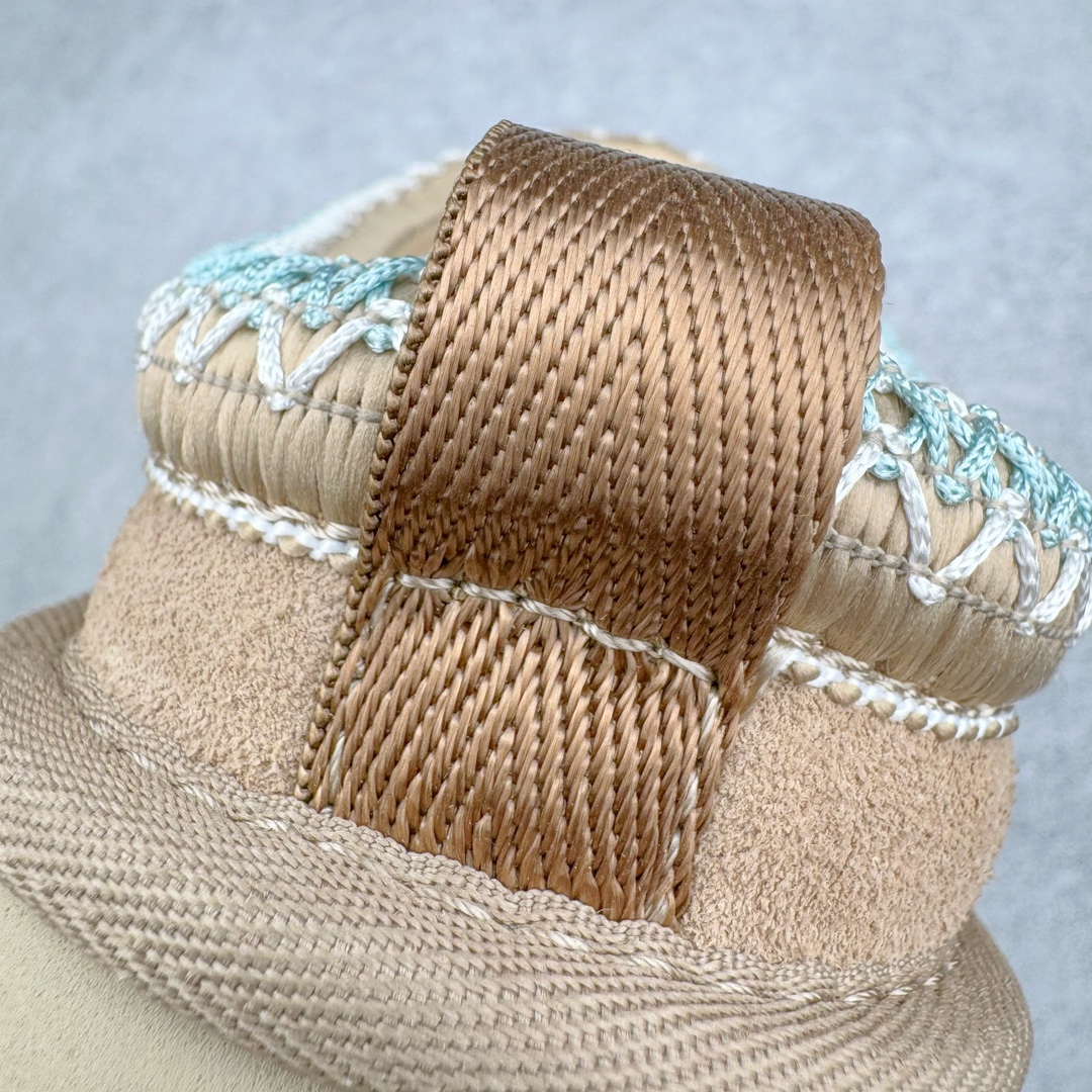 图片[11]-＃桑坡UGG盲盒福利 UGG 经典秋冬羊皮毛一体雪地靴 白菜价亏本清仓套现转新款 机不可失 好好把握 随机一双 只选尺码 商品款式均为上架顶级款式 保证稳赚不赔 无通货 无烂货 会有轻微瑕疵的情况 友情提醒 买到是亏还是赚 每个人定义不同福袋闷包理论上和赌博心理相同玩的就是惊喜 玩的就是心跳活动商品无严重质量问题不退换 桑坡大厂直供 隆丰A级澳洲进口羊皮毛一体 完全遵循ZP工艺流程 代工厂原厂版师 秉承无原鞋不开发选择 注重每一处细节 市面最正版型 TREADLITE\\\”轻翼\\\”科技外底 轻便/耐用/柔韧/桩型 翻毛皮鞋面 细腻亲肤再生聚酯纤维滚边 舒适易打理 保暖性佳 UGG plush™ 里衬和内底 茸软亲肤 舒适暖足 经典鞋型搭配轻盈厚底 稳稳拿捏秋冬出街时髦造型 Treadlite by UGG 轻翼大底 轻盈缓震 为双足减负 舒适轻便 助你轻松畅玩整天 尺码：35 36 37 38 39 40-选品中心