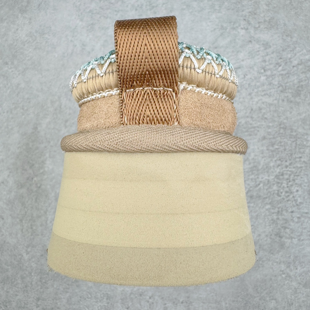 图片[8]-＃桑坡UGG盲盒福利 UGG 经典秋冬羊皮毛一体雪地靴 白菜价亏本清仓套现转新款 机不可失 好好把握 随机一双 只选尺码 商品款式均为上架顶级款式 保证稳赚不赔 无通货 无烂货 会有轻微瑕疵的情况 友情提醒 买到是亏还是赚 每个人定义不同福袋闷包理论上和赌博心理相同玩的就是惊喜 玩的就是心跳活动商品无严重质量问题不退换 桑坡大厂直供 隆丰A级澳洲进口羊皮毛一体 完全遵循ZP工艺流程 代工厂原厂版师 秉承无原鞋不开发选择 注重每一处细节 市面最正版型 TREADLITE\\\”轻翼\\\”科技外底 轻便/耐用/柔韧/桩型 翻毛皮鞋面 细腻亲肤再生聚酯纤维滚边 舒适易打理 保暖性佳 UGG plush™ 里衬和内底 茸软亲肤 舒适暖足 经典鞋型搭配轻盈厚底 稳稳拿捏秋冬出街时髦造型 Treadlite by UGG 轻翼大底 轻盈缓震 为双足减负 舒适轻便 助你轻松畅玩整天 尺码：35 36 37 38 39 40-选品中心