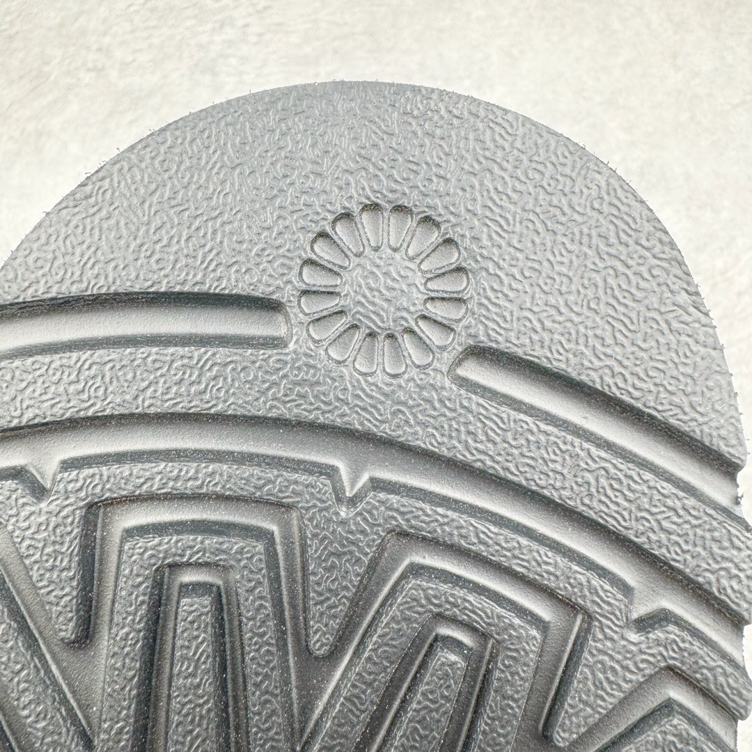 图片[16]-＃GX UGG 2553 经典秋冬羊皮毛一体雪地靴 全鞋采用ZP同厂 隆丰A级澳洲进口羊皮毛一体 品牌代工厂生产线 完全遵循ZP工艺流程 代工厂原厂版师 秉承无原鞋不开发选择 注重每一处细节 市面最正版型 TREADLITE\\\”轻翼\\\”科技外底 轻便/耐用/柔韧/桩型【售后郑重承诺】一个月内若出现重大脱胶/断底等质量问题 直接为您换新！尺码：35 36 37 38 39 40-选品中心