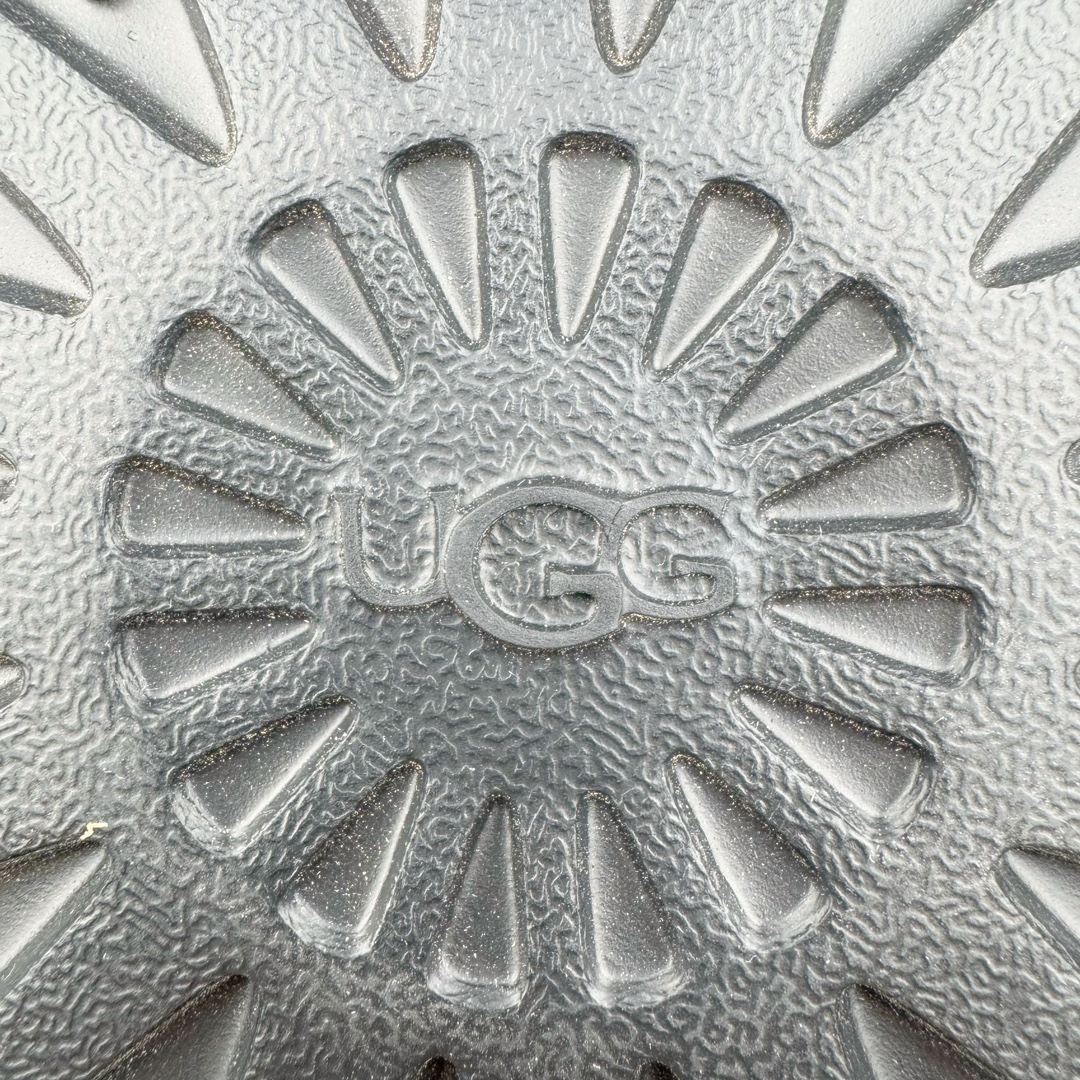 图片[17]-＃GX UGG 2553 经典秋冬羊皮毛一体雪地靴 全鞋采用ZP同厂 隆丰A级澳洲进口羊皮毛一体 品牌代工厂生产线 完全遵循ZP工艺流程 代工厂原厂版师 秉承无原鞋不开发选择 注重每一处细节 市面最正版型 TREADLITE\\\”轻翼\\\”科技外底 轻便/耐用/柔韧/桩型【售后郑重承诺】一个月内若出现重大脱胶/断底等质量问题 直接为您换新！尺码：35 36 37 38 39 40-选品中心