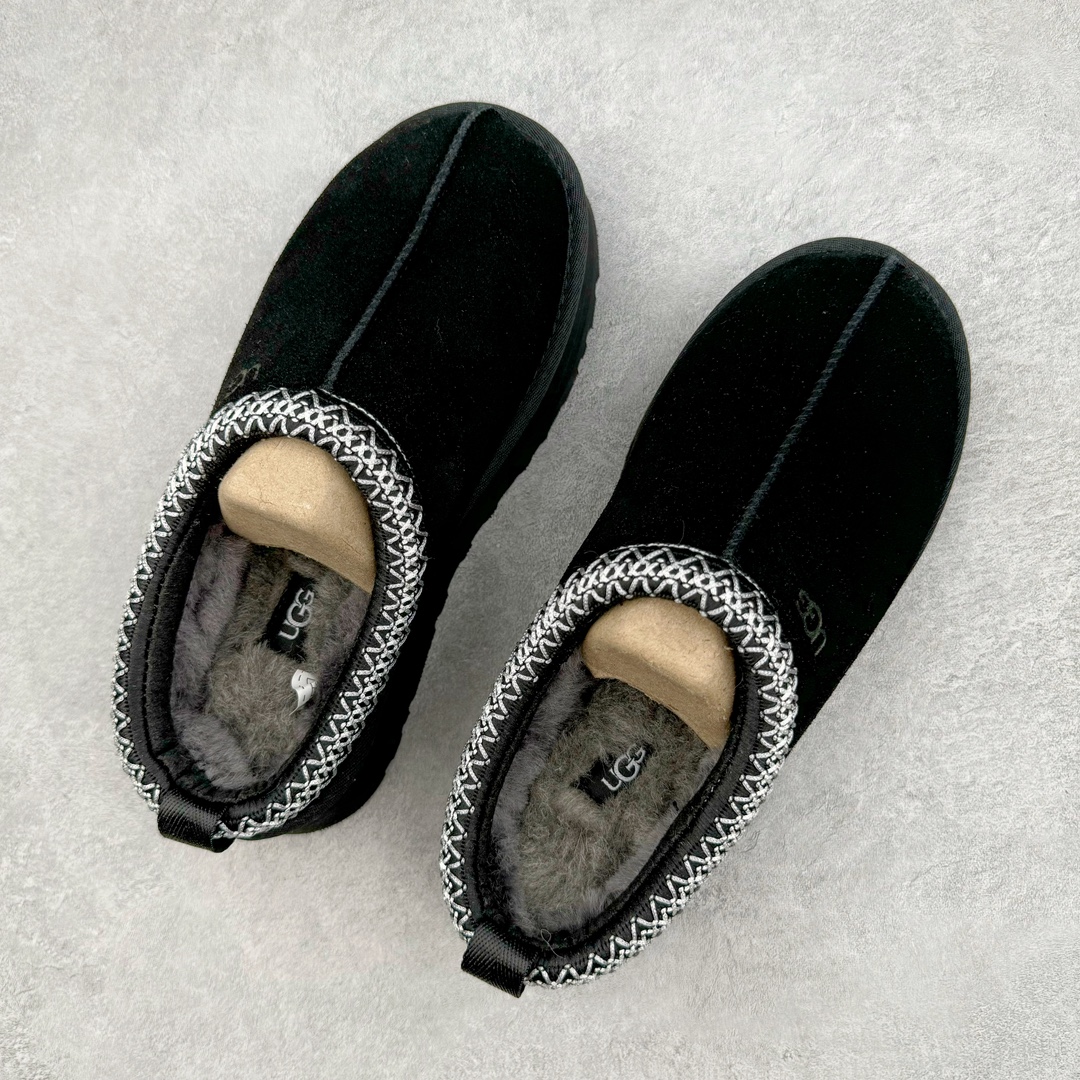 图片[3]-＃GX UGG 2553 经典秋冬羊皮毛一体雪地靴 全鞋采用ZP同厂 隆丰A级澳洲进口羊皮毛一体 品牌代工厂生产线 完全遵循ZP工艺流程 代工厂原厂版师 秉承无原鞋不开发选择 注重每一处细节 市面最正版型 TREADLITE\\\”轻翼\\\”科技外底 轻便/耐用/柔韧/桩型【售后郑重承诺】一个月内若出现重大脱胶/断底等质量问题 直接为您换新！尺码：35 36 37 38 39 40-选品中心