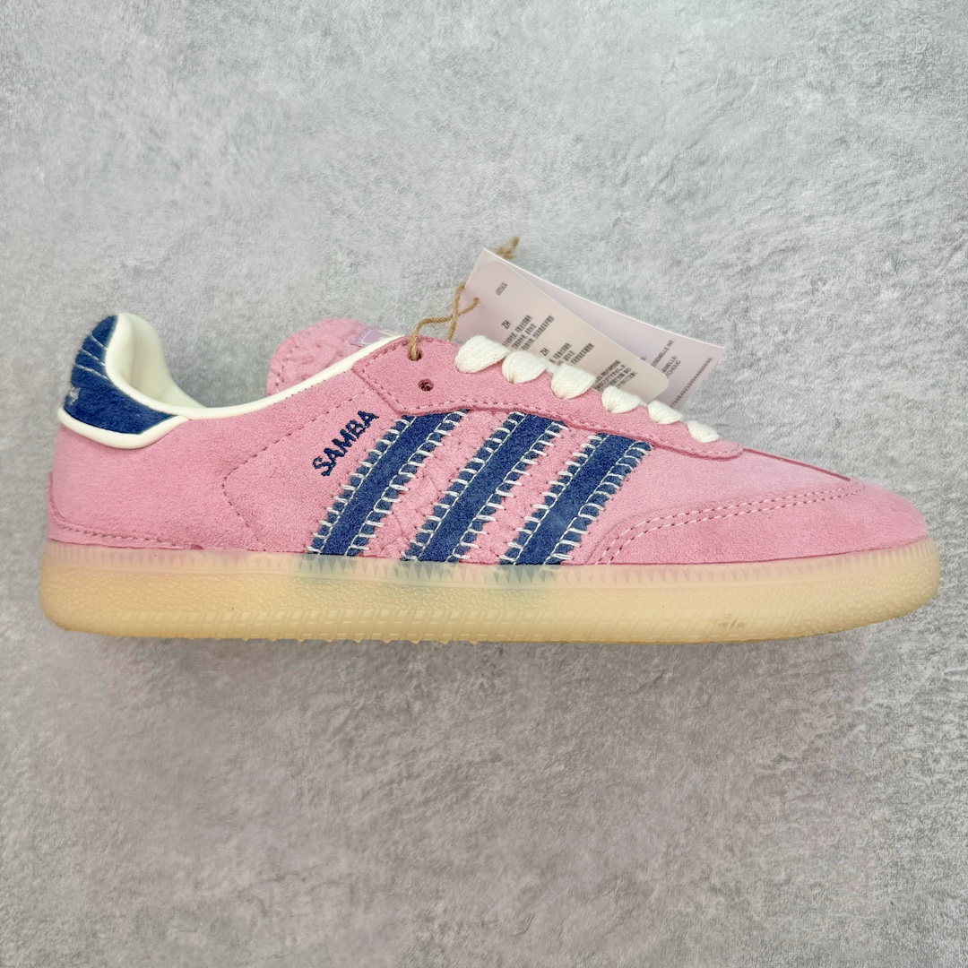 ＃福利特价 Wales Bonner x AD Originals Samba Classic 桑巴舞系列绅士德训足球风百搭低帮休闲运动板鞋 伦敦时装品牌 Wales Bonner 携手Originals 打造 2022 最新春夏联名系列。本次为双方的第四度合作，灵感汲取了设计师 Grace Wales Bonner 对于 70、80 年代 Burkina Faso 音乐、摄影方面的研究，选择 Country 与 Samba 两双经典鞋款进行打造。随着 SAMBA 热风的不断席卷，不少品牌与 adidas Originals 的例行合作款式也逐渐受人关注。目前已经曝光两款全新合作鞋款的 Wales Bonner 如今再度曝光一款全新配色 SAMBA 联名。此次合作款式主打亮银反光配色，丝线编织三道杠以及加长鞋舌设计，想必穿着起来回头率也是不低！尺码：36 36⅔ 37⅓ 38 38⅔ 39⅓ 40 40⅔ 41⅓-选品中心