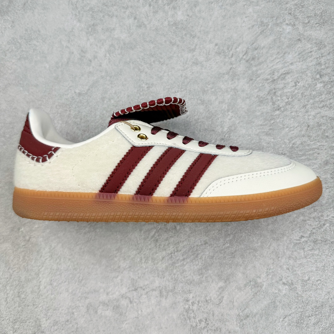 ＃福利特价 Wales Bonner x AD Originals Samba Classic 桑巴舞系列绅士德训足球风百搭低帮休闲运动板鞋 伦敦时装品牌 Wales Bonner 携手Originals 打造 2022 最新春夏联名系列。本次为双方的第四度合作，灵感汲取了设计师 Grace Wales Bonner 对于 70、80 年代 Burkina Faso 音乐、摄影方面的研究，选择 Country 与 Samba 两双经典鞋款进行打造。随着 SAMBA 热风的不断席卷，不少品牌与 adidas Originals 的例行合作款式也逐渐受人关注。目前已经曝光两款全新合作鞋款的 Wales Bonner 如今再度曝光一款全新配色 SAMBA 联名。此次合作款式主打亮银反光配色，丝线编织三道杠以及加长鞋舌设计，想必穿着起来回头率也是不低！尺码：36 36⅔ 37⅓ 38 38⅔ 39⅓ 40 40⅔ 41⅓ 42 42⅔ 43⅓ 44 44⅔ 45-选品中心