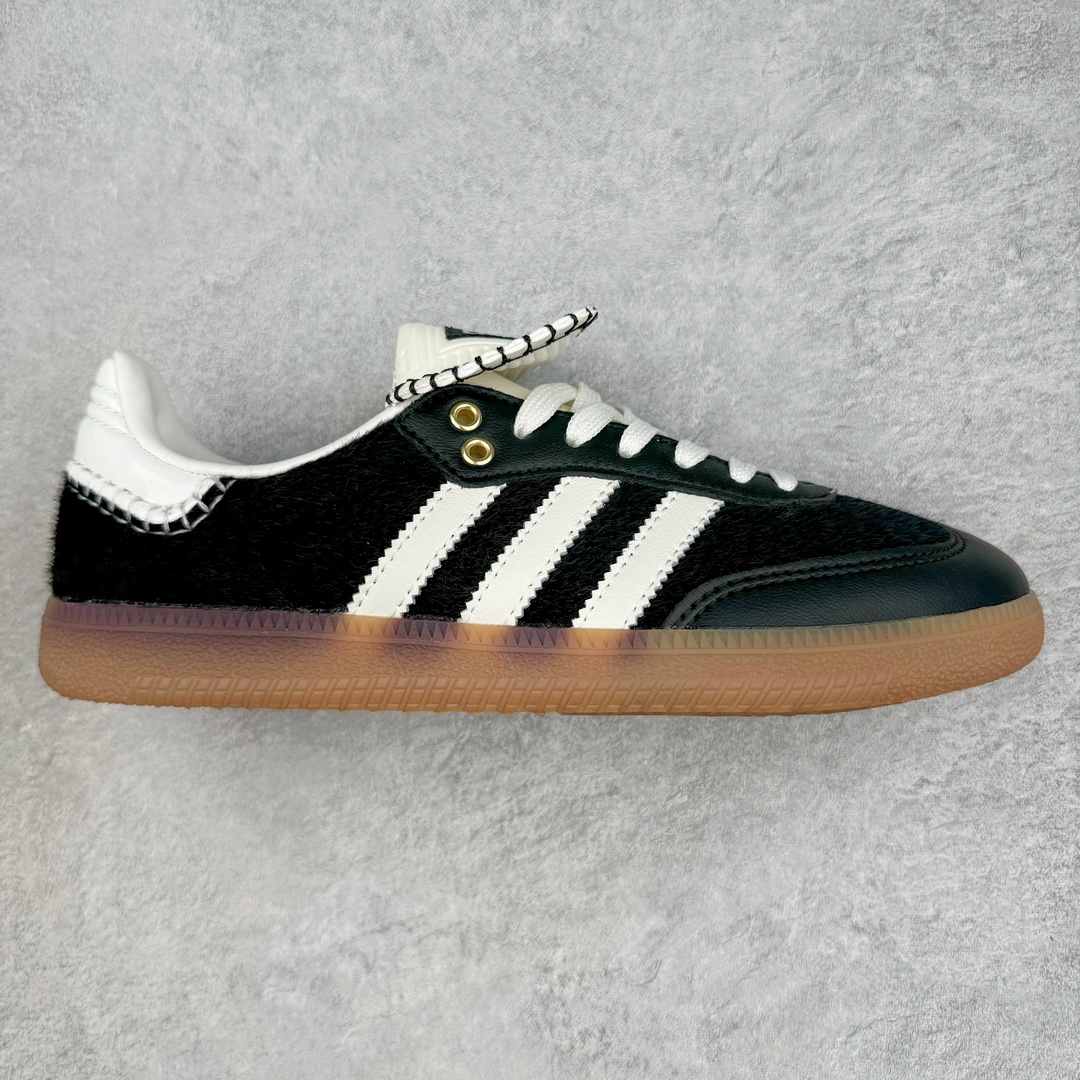 ＃福利特价 Wales Bonner x AD Originals Samba Classic 桑巴舞系列绅士德训足球风百搭低帮休闲运动板鞋 伦敦时装品牌 Wales Bonner 携手Originals 打造 2022 最新春夏联名系列。本次为双方的第四度合作，灵感汲取了设计师 Grace Wales Bonner 对于 70、80 年代 Burkina Faso 音乐、摄影方面的研究，选择 Country 与 Samba 两双经典鞋款进行打造。随着 SAMBA 热风的不断席卷，不少品牌与 adidas Originals 的例行合作款式也逐渐受人关注。目前已经曝光两款全新合作鞋款的 Wales Bonner 如今再度曝光一款全新配色 SAMBA 联名。此次合作款式主打亮银反光配色，丝线编织三道杠以及加长鞋舌设计，想必穿着起来回头率也是不低！尺码：36 36⅔ 37⅓ 38 38⅔ 39⅓ 40 40⅔ 41⅓ 42 42⅔ 43⅓ 44 44⅔ 45-选品中心