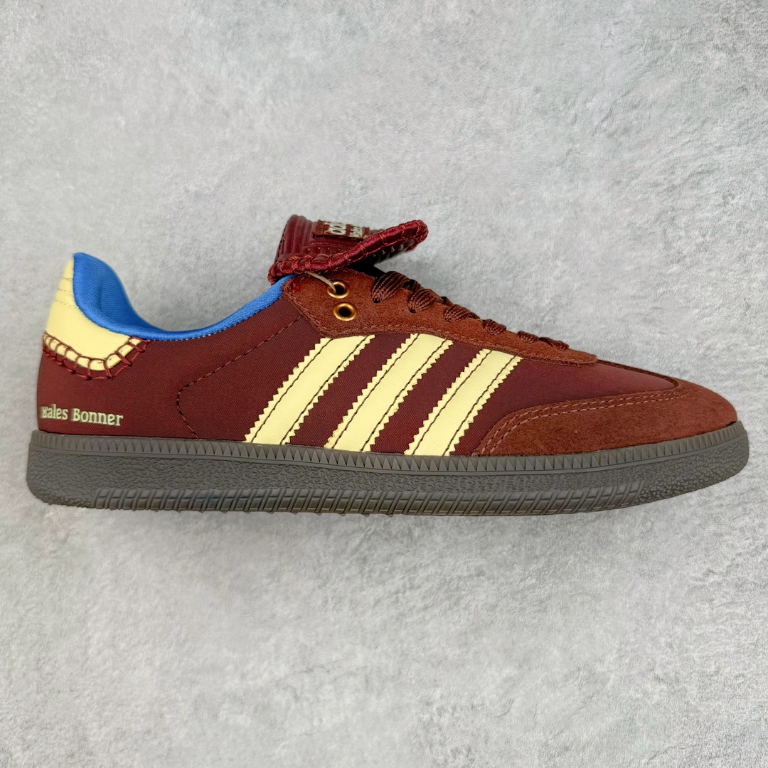 ＃福利特价 Wales Bonner x AD Originals Samba Classic 桑巴舞系列绅士德训足球风百搭低帮休闲运动板鞋 伦敦时装品牌 Wales Bonner 携手Originals 打造 2022 最新春夏联名系列。本次为双方的第四度合作，灵感汲取了设计师 Grace Wales Bonner 对于 70、80 年代 Burkina Faso 音乐、摄影方面的研究，选择 Country 与 Samba 两双经典鞋款进行打造。随着 SAMBA 热风的不断席卷，不少品牌与 adidas Originals 的例行合作款式也逐渐受人关注。目前已经曝光两款全新合作鞋款的 Wales Bonner 如今再度曝光一款全新配色 SAMBA 联名。此次合作款式主打亮银反光配色，丝线编织三道杠以及加长鞋舌设计，想必穿着起来回头率也是不低！尺码：36 36⅔ 37⅓ 38 38⅔ 39⅓ 40 40⅔ 41⅓ 42 42⅔ 43⅓ 44 44⅔ 45-选品中心