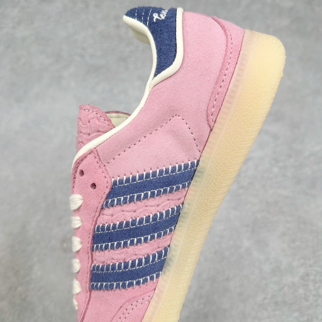 图片[7]-＃福利特价 Wales Bonner x AD Originals Samba Classic 桑巴舞系列绅士德训足球风百搭低帮休闲运动板鞋 伦敦时装品牌 Wales Bonner 携手Originals 打造 2022 最新春夏联名系列。本次为双方的第四度合作，灵感汲取了设计师 Grace Wales Bonner 对于 70、80 年代 Burkina Faso 音乐、摄影方面的研究，选择 Country 与 Samba 两双经典鞋款进行打造。随着 SAMBA 热风的不断席卷，不少品牌与 adidas Originals 的例行合作款式也逐渐受人关注。目前已经曝光两款全新合作鞋款的 Wales Bonner 如今再度曝光一款全新配色 SAMBA 联名。此次合作款式主打亮银反光配色，丝线编织三道杠以及加长鞋舌设计，想必穿着起来回头率也是不低！尺码：36 36⅔ 37⅓ 38 38⅔ 39⅓ 40 40⅔ 41⅓-选品中心