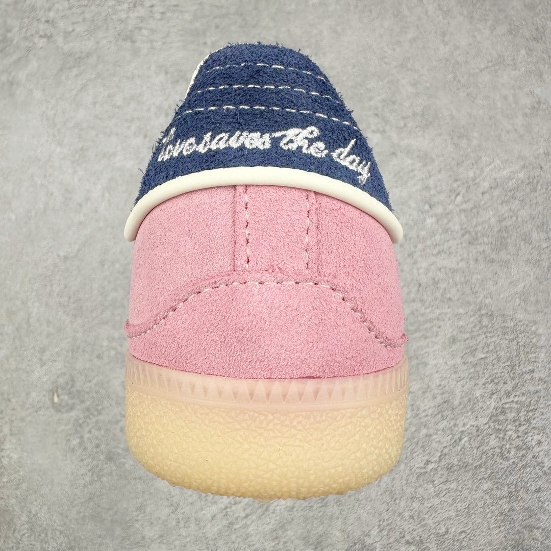 图片[8]-＃福利特价 Wales Bonner x AD Originals Samba Classic 桑巴舞系列绅士德训足球风百搭低帮休闲运动板鞋 伦敦时装品牌 Wales Bonner 携手Originals 打造 2022 最新春夏联名系列。本次为双方的第四度合作，灵感汲取了设计师 Grace Wales Bonner 对于 70、80 年代 Burkina Faso 音乐、摄影方面的研究，选择 Country 与 Samba 两双经典鞋款进行打造。随着 SAMBA 热风的不断席卷，不少品牌与 adidas Originals 的例行合作款式也逐渐受人关注。目前已经曝光两款全新合作鞋款的 Wales Bonner 如今再度曝光一款全新配色 SAMBA 联名。此次合作款式主打亮银反光配色，丝线编织三道杠以及加长鞋舌设计，想必穿着起来回头率也是不低！尺码：36 36⅔ 37⅓ 38 38⅔ 39⅓ 40 40⅔ 41⅓-选品中心