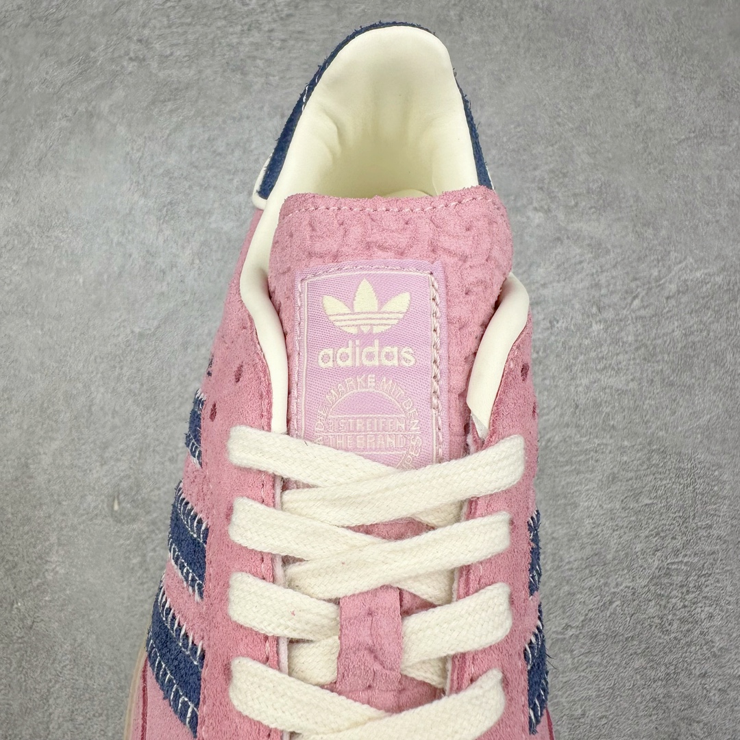 图片[5]-＃福利特价 Wales Bonner x AD Originals Samba Classic 桑巴舞系列绅士德训足球风百搭低帮休闲运动板鞋 伦敦时装品牌 Wales Bonner 携手Originals 打造 2022 最新春夏联名系列。本次为双方的第四度合作，灵感汲取了设计师 Grace Wales Bonner 对于 70、80 年代 Burkina Faso 音乐、摄影方面的研究，选择 Country 与 Samba 两双经典鞋款进行打造。随着 SAMBA 热风的不断席卷，不少品牌与 adidas Originals 的例行合作款式也逐渐受人关注。目前已经曝光两款全新合作鞋款的 Wales Bonner 如今再度曝光一款全新配色 SAMBA 联名。此次合作款式主打亮银反光配色，丝线编织三道杠以及加长鞋舌设计，想必穿着起来回头率也是不低！尺码：36 36⅔ 37⅓ 38 38⅔ 39⅓ 40 40⅔ 41⅓-选品中心