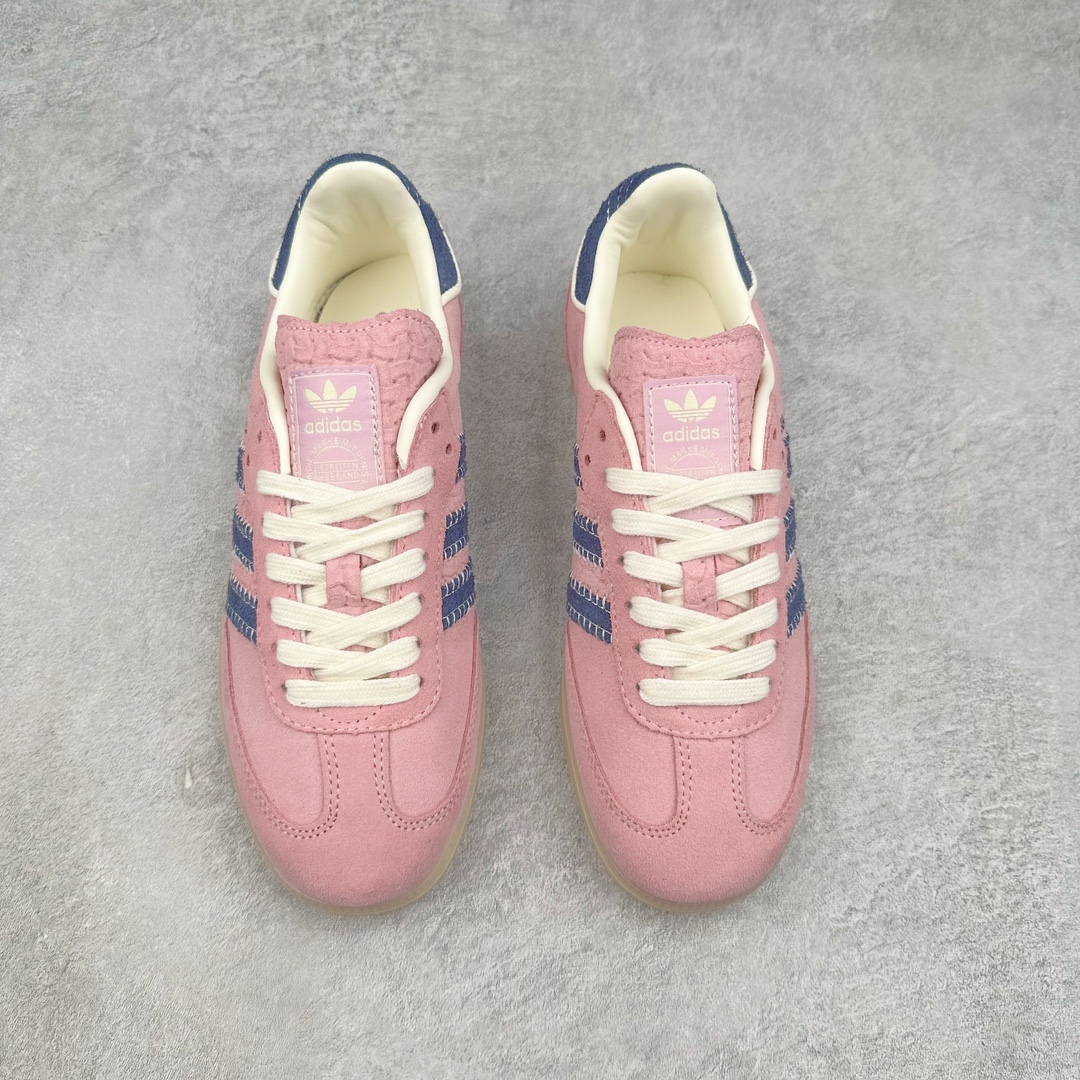 图片[2]-＃福利特价 Wales Bonner x AD Originals Samba Classic 桑巴舞系列绅士德训足球风百搭低帮休闲运动板鞋 伦敦时装品牌 Wales Bonner 携手Originals 打造 2022 最新春夏联名系列。本次为双方的第四度合作，灵感汲取了设计师 Grace Wales Bonner 对于 70、80 年代 Burkina Faso 音乐、摄影方面的研究，选择 Country 与 Samba 两双经典鞋款进行打造。随着 SAMBA 热风的不断席卷，不少品牌与 adidas Originals 的例行合作款式也逐渐受人关注。目前已经曝光两款全新合作鞋款的 Wales Bonner 如今再度曝光一款全新配色 SAMBA 联名。此次合作款式主打亮银反光配色，丝线编织三道杠以及加长鞋舌设计，想必穿着起来回头率也是不低！尺码：36 36⅔ 37⅓ 38 38⅔ 39⅓ 40 40⅔ 41⅓-选品中心