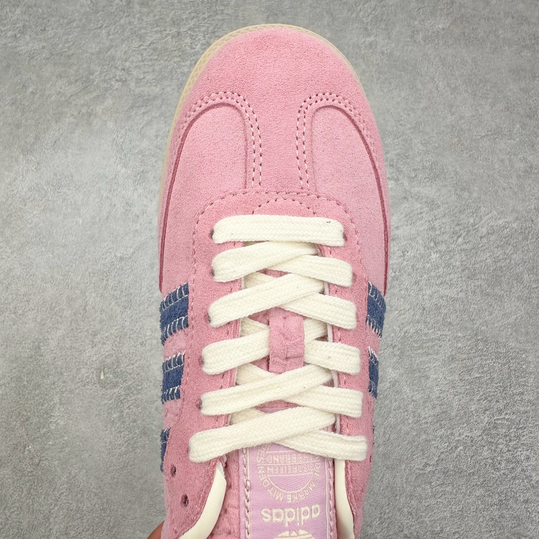 图片[4]-＃福利特价 Wales Bonner x AD Originals Samba Classic 桑巴舞系列绅士德训足球风百搭低帮休闲运动板鞋 伦敦时装品牌 Wales Bonner 携手Originals 打造 2022 最新春夏联名系列。本次为双方的第四度合作，灵感汲取了设计师 Grace Wales Bonner 对于 70、80 年代 Burkina Faso 音乐、摄影方面的研究，选择 Country 与 Samba 两双经典鞋款进行打造。随着 SAMBA 热风的不断席卷，不少品牌与 adidas Originals 的例行合作款式也逐渐受人关注。目前已经曝光两款全新合作鞋款的 Wales Bonner 如今再度曝光一款全新配色 SAMBA 联名。此次合作款式主打亮银反光配色，丝线编织三道杠以及加长鞋舌设计，想必穿着起来回头率也是不低！尺码：36 36⅔ 37⅓ 38 38⅔ 39⅓ 40 40⅔ 41⅓-选品中心