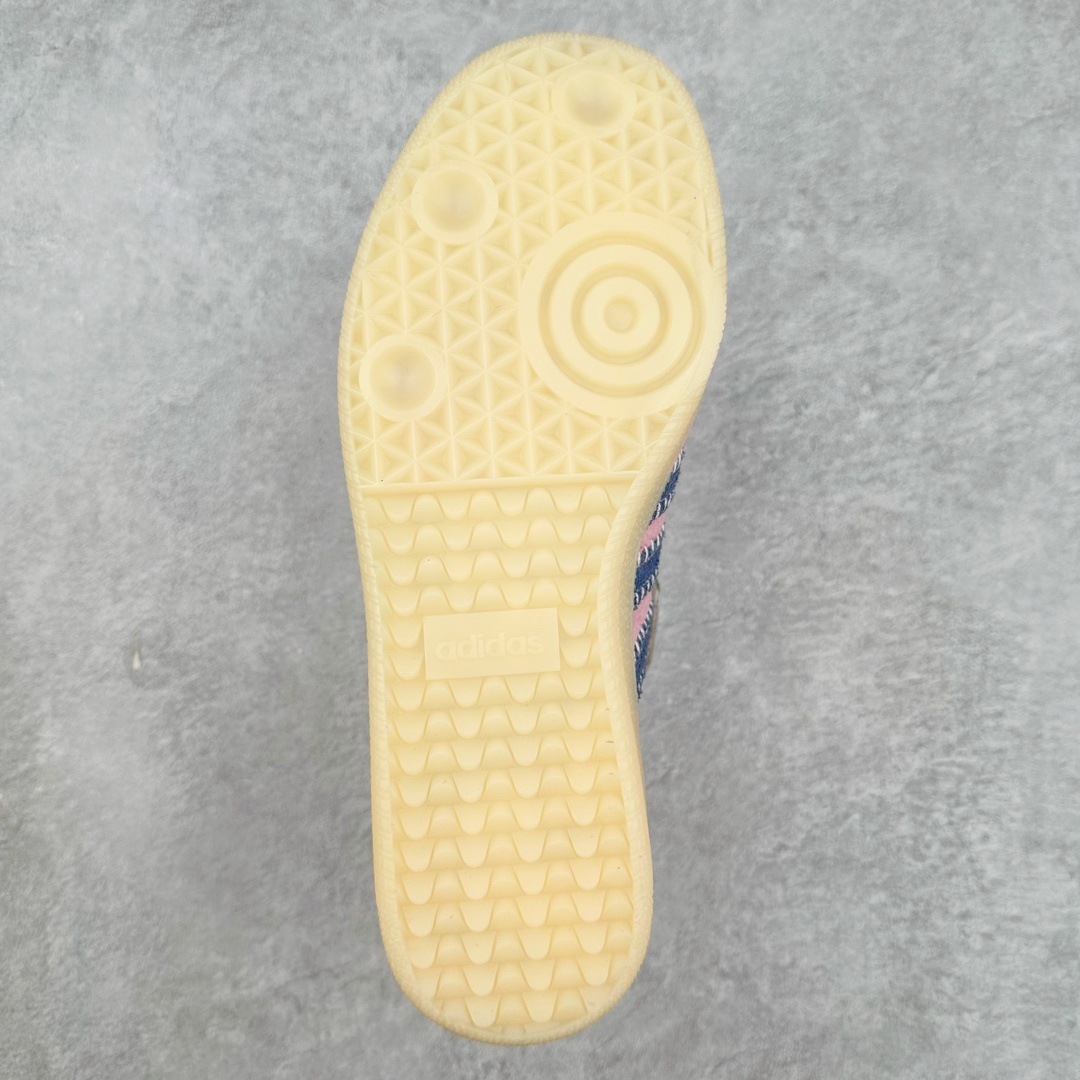 图片[9]-＃福利特价 Wales Bonner x AD Originals Samba Classic 桑巴舞系列绅士德训足球风百搭低帮休闲运动板鞋 伦敦时装品牌 Wales Bonner 携手Originals 打造 2022 最新春夏联名系列。本次为双方的第四度合作，灵感汲取了设计师 Grace Wales Bonner 对于 70、80 年代 Burkina Faso 音乐、摄影方面的研究，选择 Country 与 Samba 两双经典鞋款进行打造。随着 SAMBA 热风的不断席卷，不少品牌与 adidas Originals 的例行合作款式也逐渐受人关注。目前已经曝光两款全新合作鞋款的 Wales Bonner 如今再度曝光一款全新配色 SAMBA 联名。此次合作款式主打亮银反光配色，丝线编织三道杠以及加长鞋舌设计，想必穿着起来回头率也是不低！尺码：36 36⅔ 37⅓ 38 38⅔ 39⅓ 40 40⅔ 41⅓-选品中心