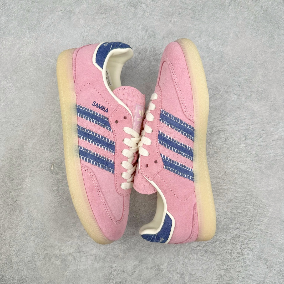 图片[3]-＃福利特价 Wales Bonner x AD Originals Samba Classic 桑巴舞系列绅士德训足球风百搭低帮休闲运动板鞋 伦敦时装品牌 Wales Bonner 携手Originals 打造 2022 最新春夏联名系列。本次为双方的第四度合作，灵感汲取了设计师 Grace Wales Bonner 对于 70、80 年代 Burkina Faso 音乐、摄影方面的研究，选择 Country 与 Samba 两双经典鞋款进行打造。随着 SAMBA 热风的不断席卷，不少品牌与 adidas Originals 的例行合作款式也逐渐受人关注。目前已经曝光两款全新合作鞋款的 Wales Bonner 如今再度曝光一款全新配色 SAMBA 联名。此次合作款式主打亮银反光配色，丝线编织三道杠以及加长鞋舌设计，想必穿着起来回头率也是不低！尺码：36 36⅔ 37⅓ 38 38⅔ 39⅓ 40 40⅔ 41⅓-选品中心