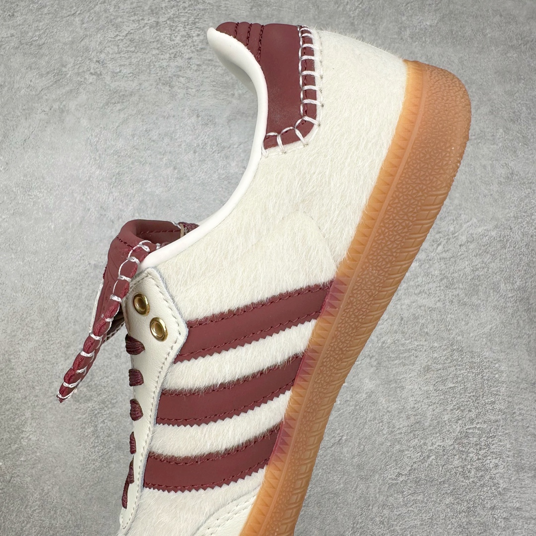 图片[7]-＃福利特价 Wales Bonner x AD Originals Samba Classic 桑巴舞系列绅士德训足球风百搭低帮休闲运动板鞋 伦敦时装品牌 Wales Bonner 携手Originals 打造 2022 最新春夏联名系列。本次为双方的第四度合作，灵感汲取了设计师 Grace Wales Bonner 对于 70、80 年代 Burkina Faso 音乐、摄影方面的研究，选择 Country 与 Samba 两双经典鞋款进行打造。随着 SAMBA 热风的不断席卷，不少品牌与 adidas Originals 的例行合作款式也逐渐受人关注。目前已经曝光两款全新合作鞋款的 Wales Bonner 如今再度曝光一款全新配色 SAMBA 联名。此次合作款式主打亮银反光配色，丝线编织三道杠以及加长鞋舌设计，想必穿着起来回头率也是不低！尺码：36 36⅔ 37⅓ 38 38⅔ 39⅓ 40 40⅔ 41⅓ 42 42⅔ 43⅓ 44 44⅔ 45-选品中心