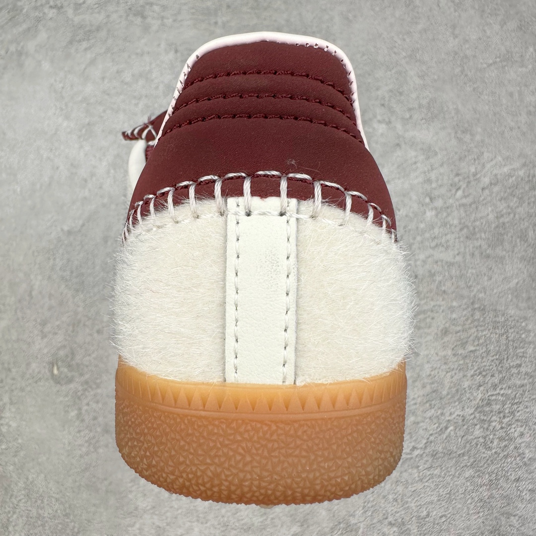 图片[8]-＃福利特价 Wales Bonner x AD Originals Samba Classic 桑巴舞系列绅士德训足球风百搭低帮休闲运动板鞋 伦敦时装品牌 Wales Bonner 携手Originals 打造 2022 最新春夏联名系列。本次为双方的第四度合作，灵感汲取了设计师 Grace Wales Bonner 对于 70、80 年代 Burkina Faso 音乐、摄影方面的研究，选择 Country 与 Samba 两双经典鞋款进行打造。随着 SAMBA 热风的不断席卷，不少品牌与 adidas Originals 的例行合作款式也逐渐受人关注。目前已经曝光两款全新合作鞋款的 Wales Bonner 如今再度曝光一款全新配色 SAMBA 联名。此次合作款式主打亮银反光配色，丝线编织三道杠以及加长鞋舌设计，想必穿着起来回头率也是不低！尺码：36 36⅔ 37⅓ 38 38⅔ 39⅓ 40 40⅔ 41⅓ 42 42⅔ 43⅓ 44 44⅔ 45-选品中心