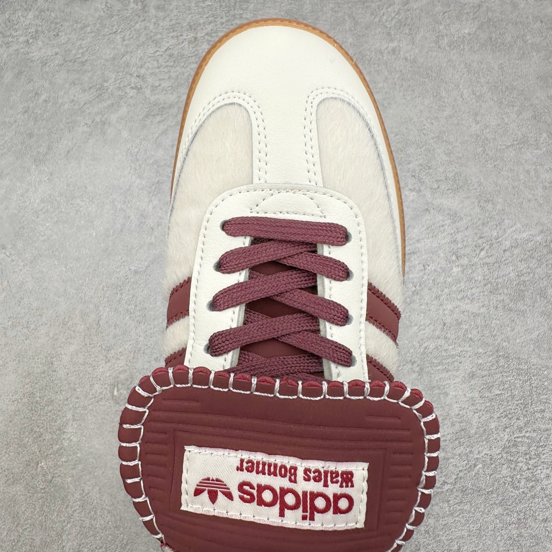 图片[4]-＃福利特价 Wales Bonner x AD Originals Samba Classic 桑巴舞系列绅士德训足球风百搭低帮休闲运动板鞋 伦敦时装品牌 Wales Bonner 携手Originals 打造 2022 最新春夏联名系列。本次为双方的第四度合作，灵感汲取了设计师 Grace Wales Bonner 对于 70、80 年代 Burkina Faso 音乐、摄影方面的研究，选择 Country 与 Samba 两双经典鞋款进行打造。随着 SAMBA 热风的不断席卷，不少品牌与 adidas Originals 的例行合作款式也逐渐受人关注。目前已经曝光两款全新合作鞋款的 Wales Bonner 如今再度曝光一款全新配色 SAMBA 联名。此次合作款式主打亮银反光配色，丝线编织三道杠以及加长鞋舌设计，想必穿着起来回头率也是不低！尺码：36 36⅔ 37⅓ 38 38⅔ 39⅓ 40 40⅔ 41⅓ 42 42⅔ 43⅓ 44 44⅔ 45-选品中心