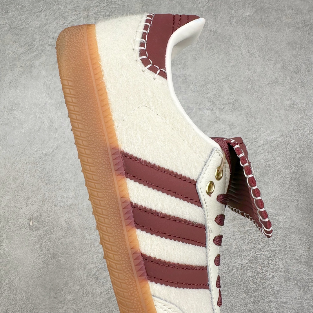 图片[6]-＃福利特价 Wales Bonner x AD Originals Samba Classic 桑巴舞系列绅士德训足球风百搭低帮休闲运动板鞋 伦敦时装品牌 Wales Bonner 携手Originals 打造 2022 最新春夏联名系列。本次为双方的第四度合作，灵感汲取了设计师 Grace Wales Bonner 对于 70、80 年代 Burkina Faso 音乐、摄影方面的研究，选择 Country 与 Samba 两双经典鞋款进行打造。随着 SAMBA 热风的不断席卷，不少品牌与 adidas Originals 的例行合作款式也逐渐受人关注。目前已经曝光两款全新合作鞋款的 Wales Bonner 如今再度曝光一款全新配色 SAMBA 联名。此次合作款式主打亮银反光配色，丝线编织三道杠以及加长鞋舌设计，想必穿着起来回头率也是不低！尺码：36 36⅔ 37⅓ 38 38⅔ 39⅓ 40 40⅔ 41⅓ 42 42⅔ 43⅓ 44 44⅔ 45-选品中心