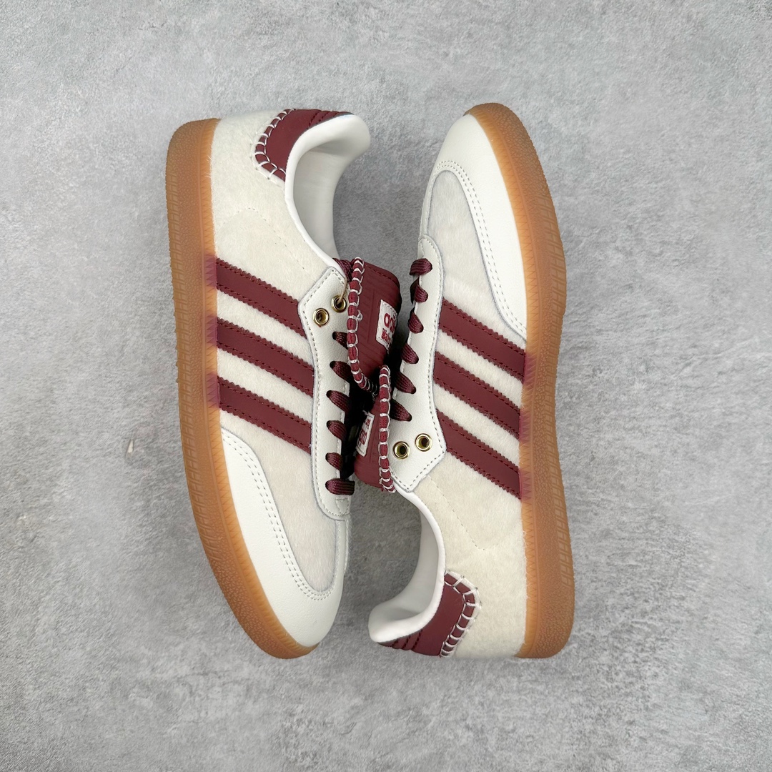 图片[3]-＃福利特价 Wales Bonner x AD Originals Samba Classic 桑巴舞系列绅士德训足球风百搭低帮休闲运动板鞋 伦敦时装品牌 Wales Bonner 携手Originals 打造 2022 最新春夏联名系列。本次为双方的第四度合作，灵感汲取了设计师 Grace Wales Bonner 对于 70、80 年代 Burkina Faso 音乐、摄影方面的研究，选择 Country 与 Samba 两双经典鞋款进行打造。随着 SAMBA 热风的不断席卷，不少品牌与 adidas Originals 的例行合作款式也逐渐受人关注。目前已经曝光两款全新合作鞋款的 Wales Bonner 如今再度曝光一款全新配色 SAMBA 联名。此次合作款式主打亮银反光配色，丝线编织三道杠以及加长鞋舌设计，想必穿着起来回头率也是不低！尺码：36 36⅔ 37⅓ 38 38⅔ 39⅓ 40 40⅔ 41⅓ 42 42⅔ 43⅓ 44 44⅔ 45-选品中心