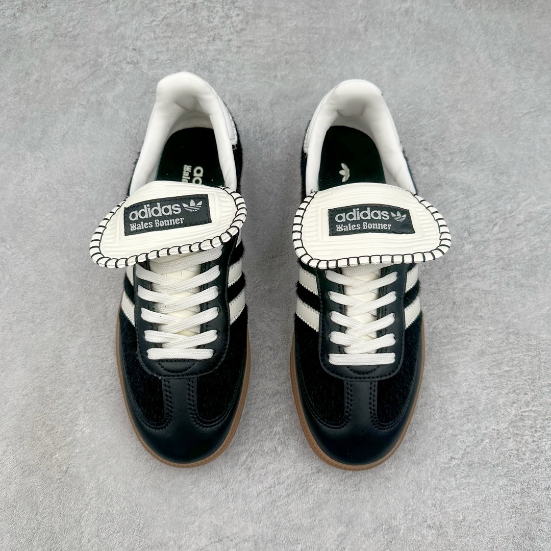 图片[2]-＃福利特价 Wales Bonner x AD Originals Samba Classic 桑巴舞系列绅士德训足球风百搭低帮休闲运动板鞋 伦敦时装品牌 Wales Bonner 携手Originals 打造 2022 最新春夏联名系列。本次为双方的第四度合作，灵感汲取了设计师 Grace Wales Bonner 对于 70、80 年代 Burkina Faso 音乐、摄影方面的研究，选择 Country 与 Samba 两双经典鞋款进行打造。随着 SAMBA 热风的不断席卷，不少品牌与 adidas Originals 的例行合作款式也逐渐受人关注。目前已经曝光两款全新合作鞋款的 Wales Bonner 如今再度曝光一款全新配色 SAMBA 联名。此次合作款式主打亮银反光配色，丝线编织三道杠以及加长鞋舌设计，想必穿着起来回头率也是不低！尺码：36 36⅔ 37⅓ 38 38⅔ 39⅓ 40 40⅔ 41⅓ 42 42⅔ 43⅓ 44 44⅔ 45-选品中心