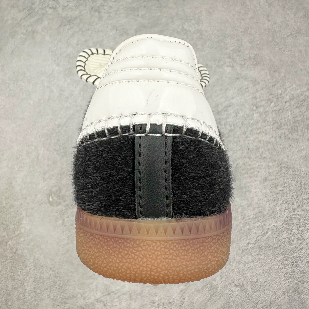 图片[8]-＃福利特价 Wales Bonner x AD Originals Samba Classic 桑巴舞系列绅士德训足球风百搭低帮休闲运动板鞋 伦敦时装品牌 Wales Bonner 携手Originals 打造 2022 最新春夏联名系列。本次为双方的第四度合作，灵感汲取了设计师 Grace Wales Bonner 对于 70、80 年代 Burkina Faso 音乐、摄影方面的研究，选择 Country 与 Samba 两双经典鞋款进行打造。随着 SAMBA 热风的不断席卷，不少品牌与 adidas Originals 的例行合作款式也逐渐受人关注。目前已经曝光两款全新合作鞋款的 Wales Bonner 如今再度曝光一款全新配色 SAMBA 联名。此次合作款式主打亮银反光配色，丝线编织三道杠以及加长鞋舌设计，想必穿着起来回头率也是不低！尺码：36 36⅔ 37⅓ 38 38⅔ 39⅓ 40 40⅔ 41⅓ 42 42⅔ 43⅓ 44 44⅔ 45-选品中心